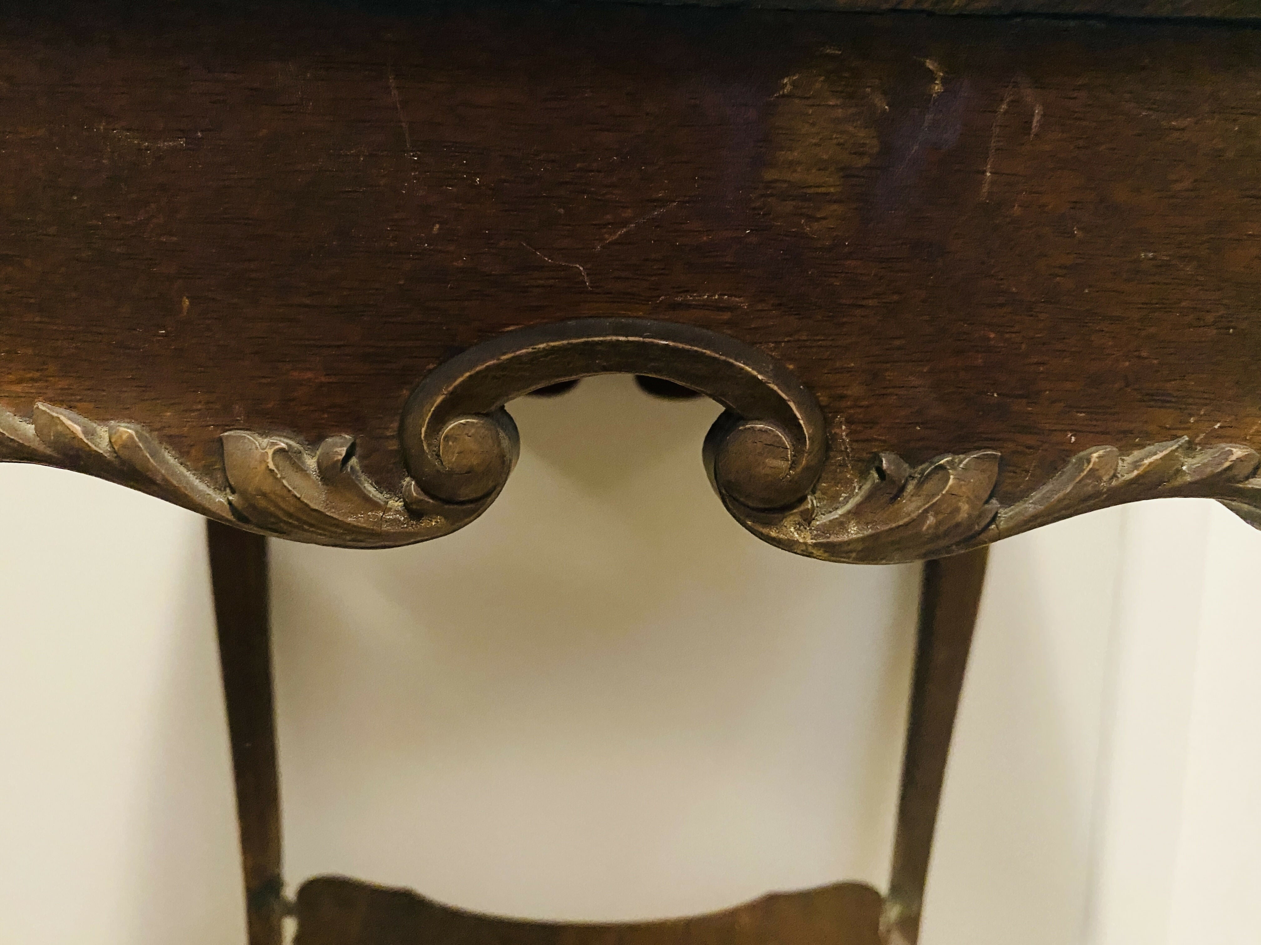 Mesa de canto antiga (Luis XV) com detalhes em bronze