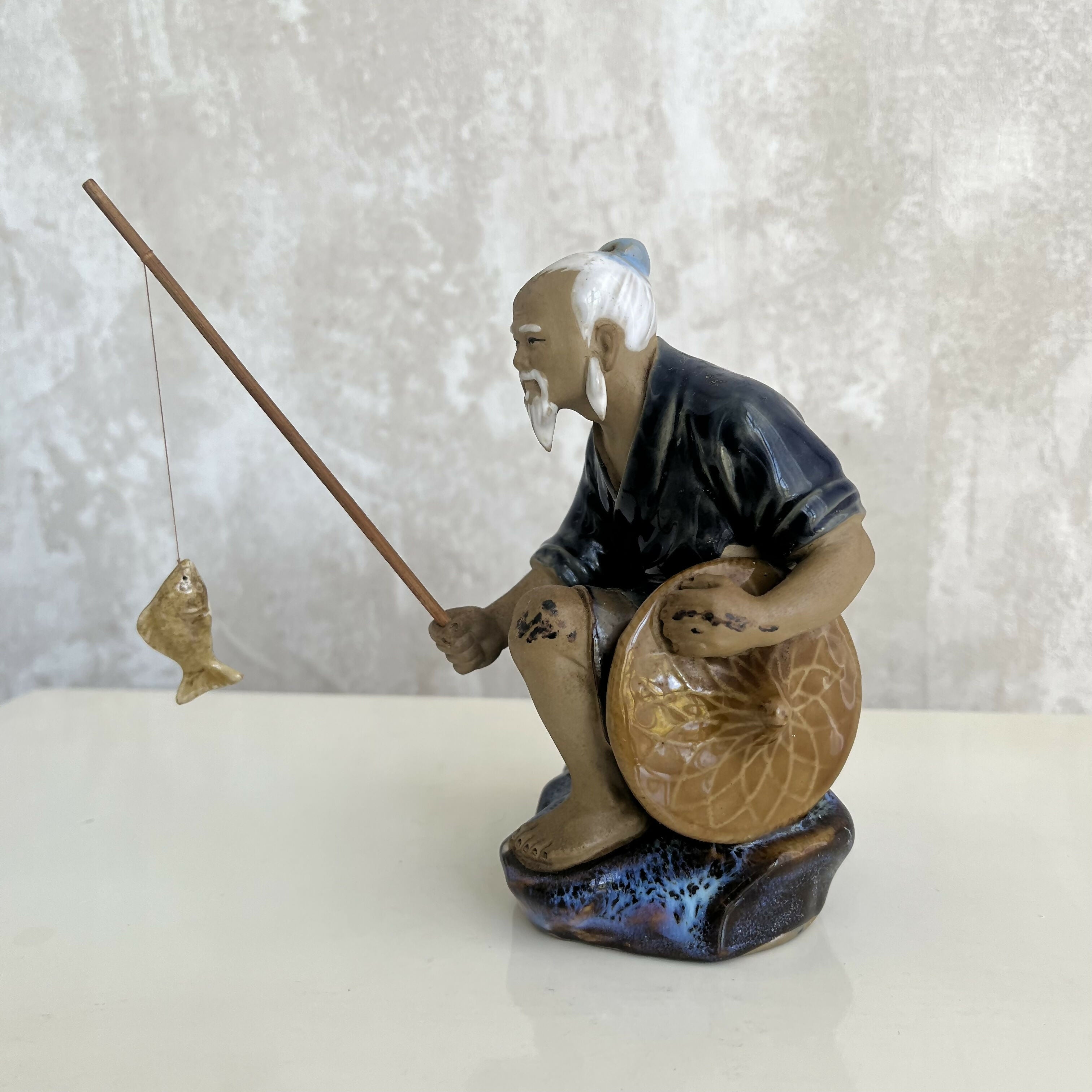 Estatueta de pescador chinês