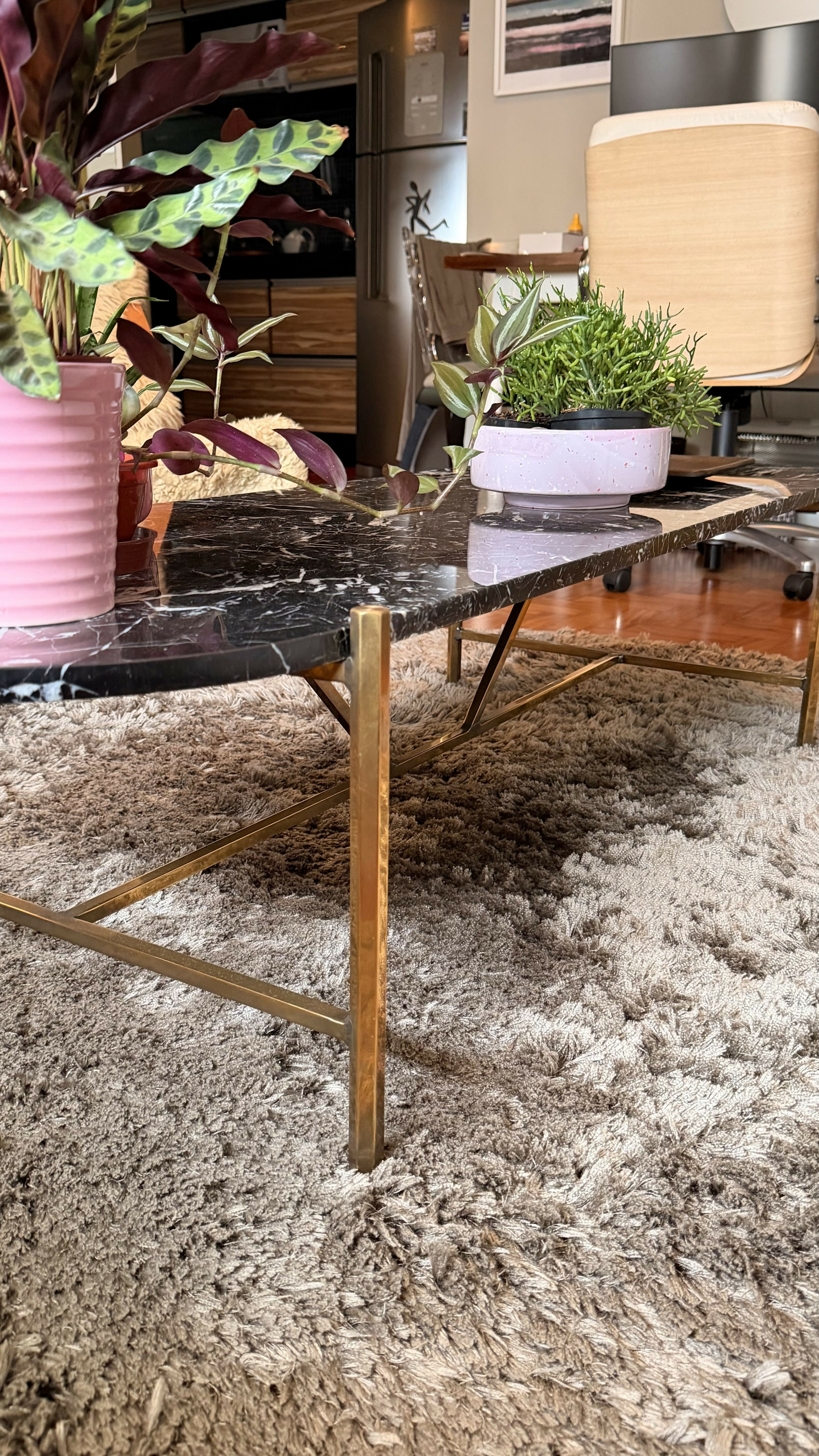 Mesa de Centro "OBI" – Felipe Protti para Prototype com tampo em mármore Nero