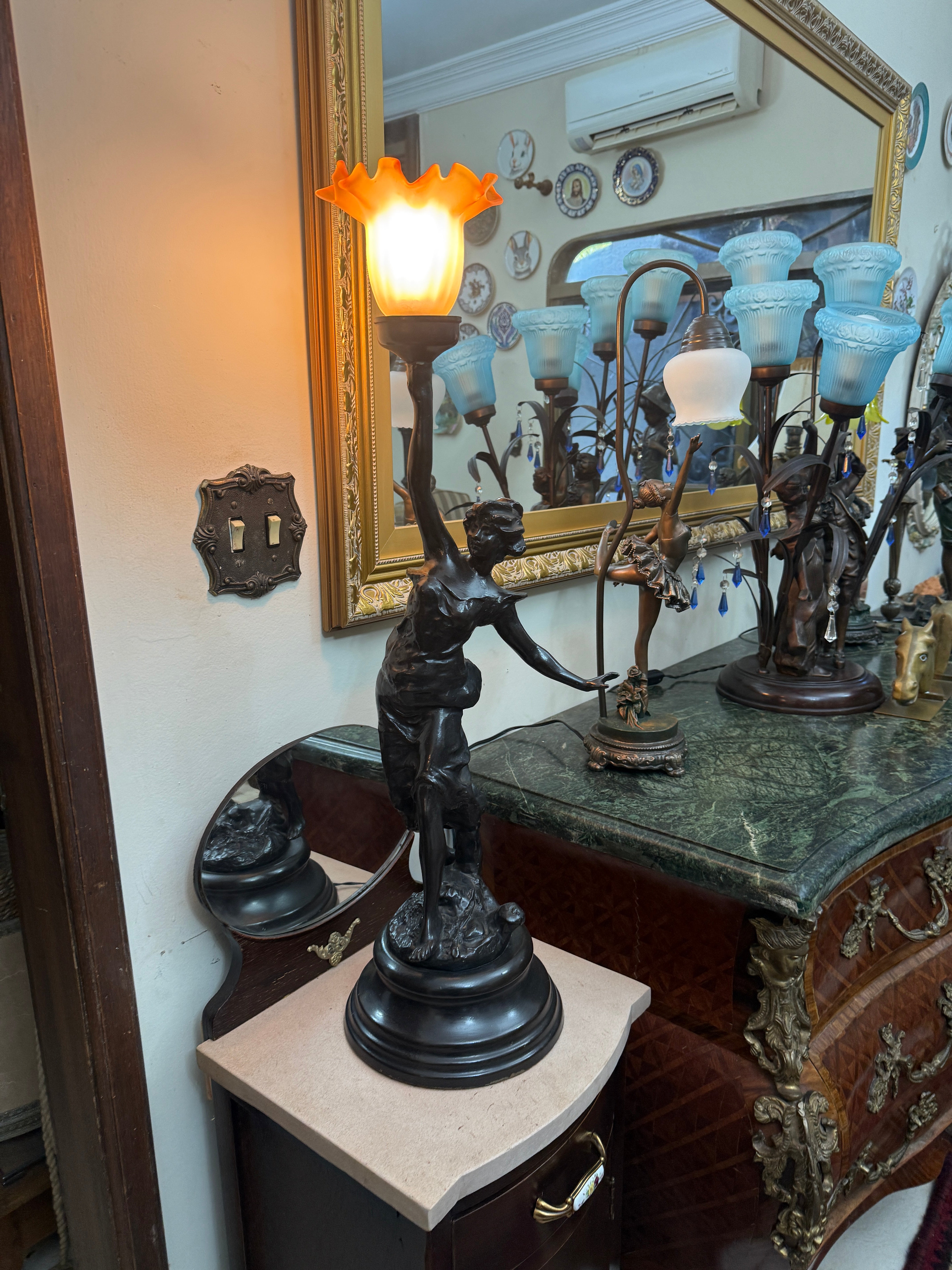 Grande Luminária de mesa em Petit Bronze com figura feminina 