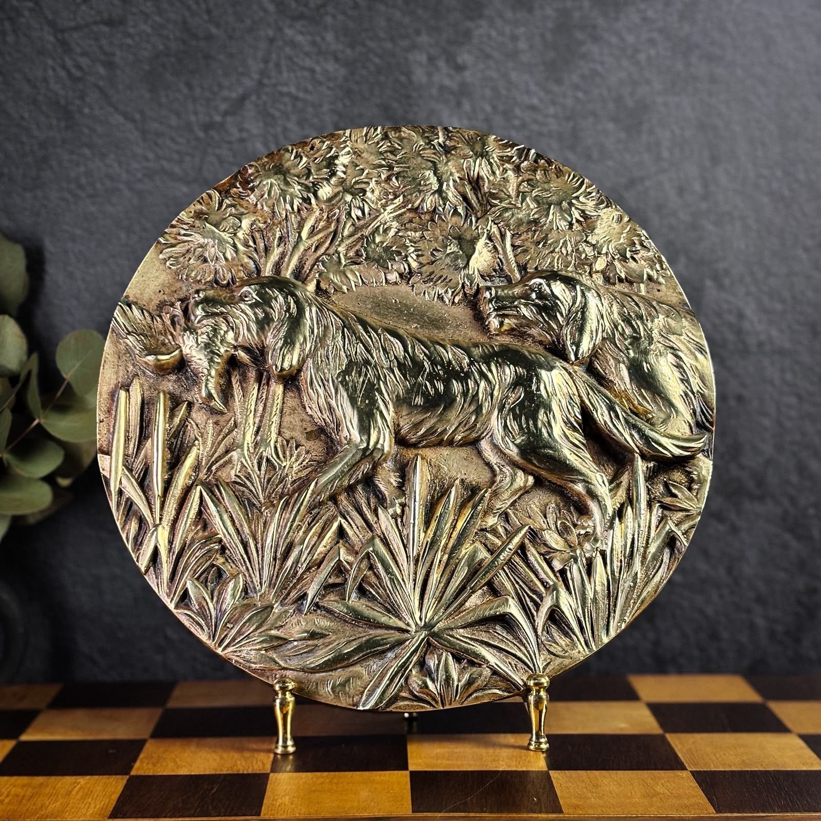 Medalhão colecionável em bronze com cães de caça, anos 1950/1970