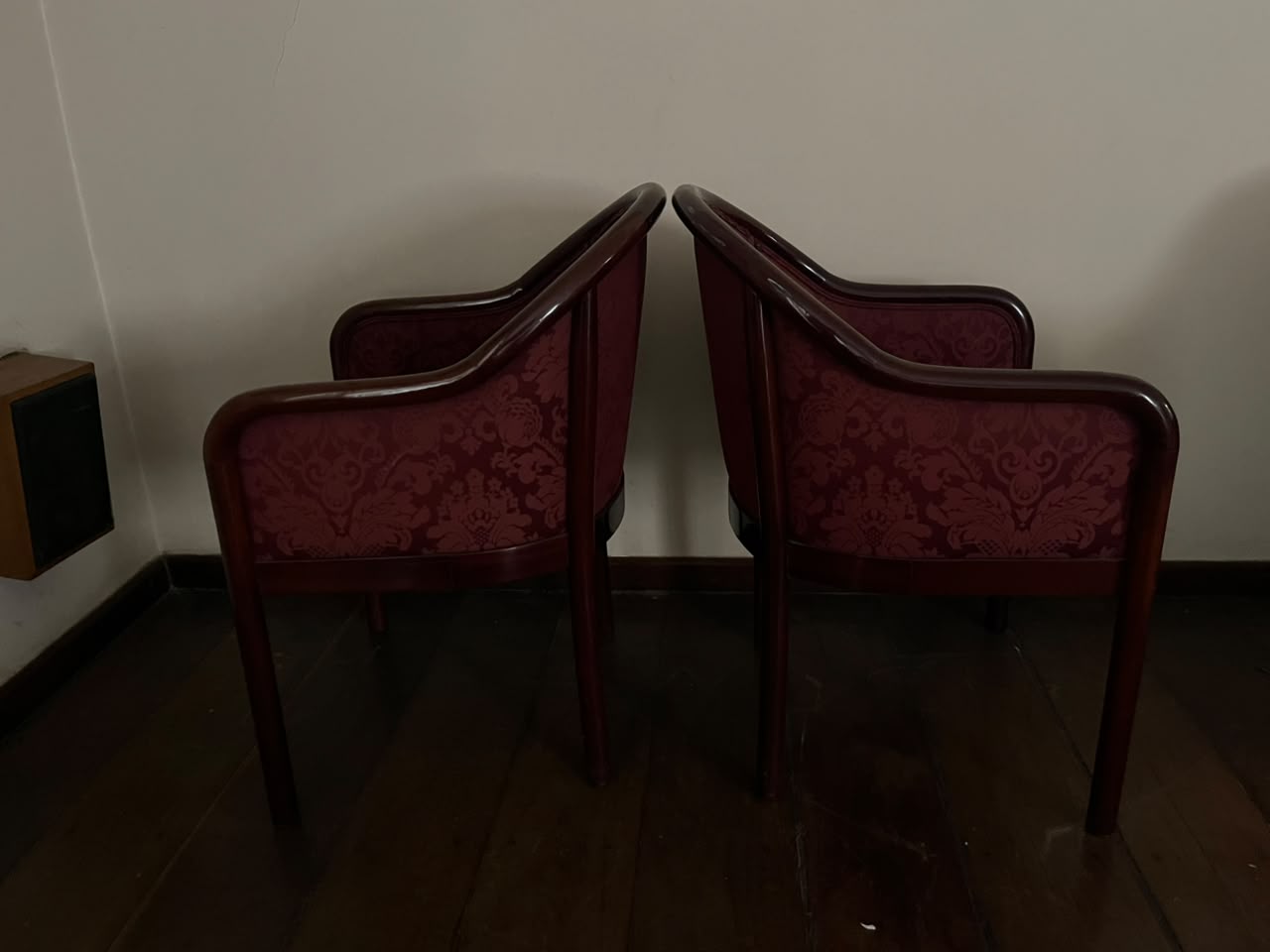 Par de poltronas com estofado estampado cor de vinho