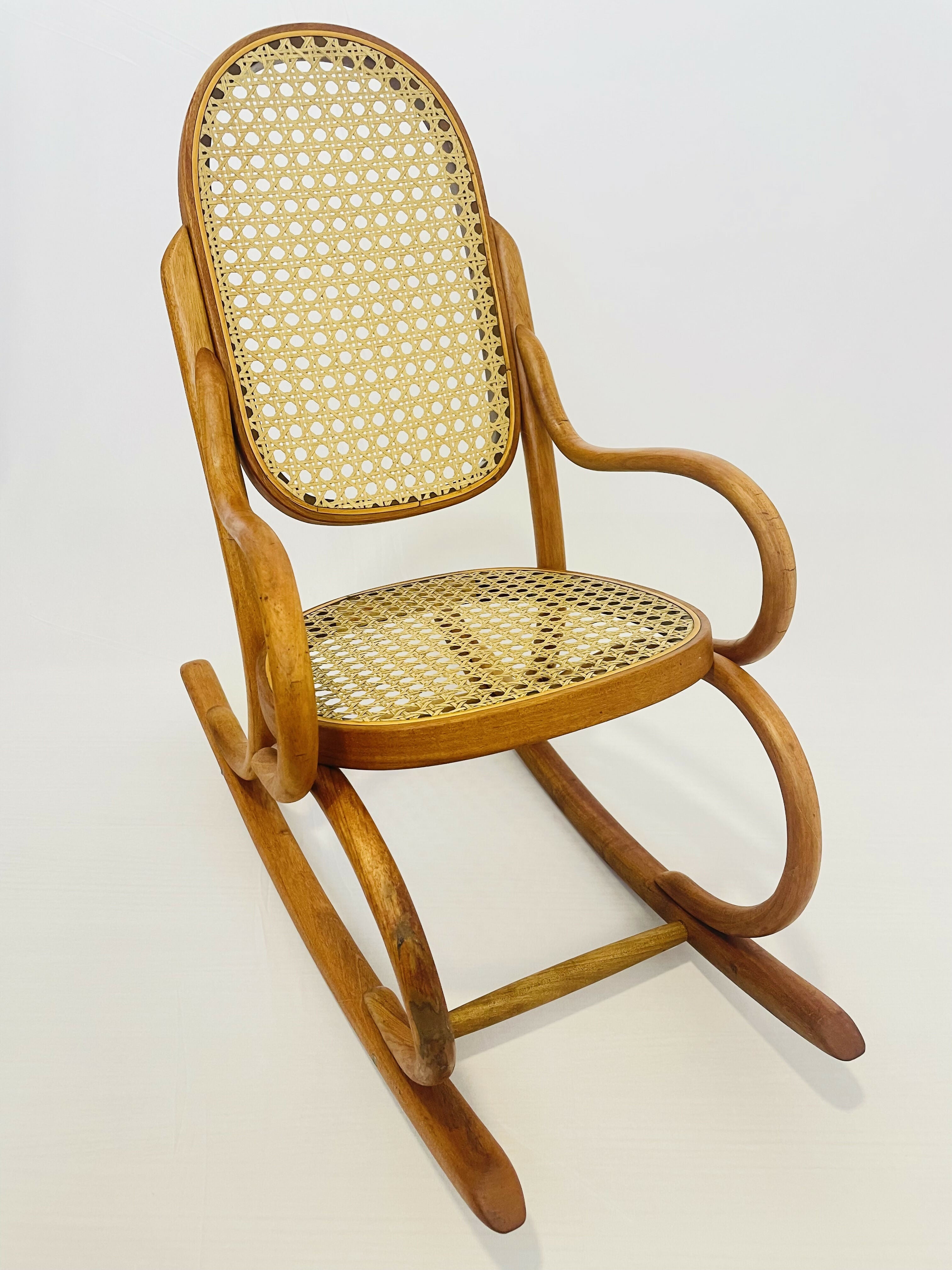 Cadeira de balanço infantil Thonet