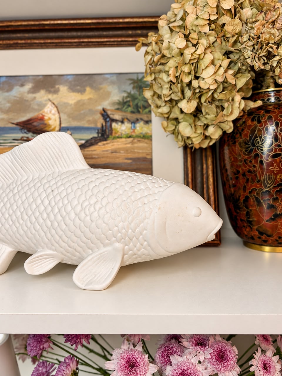Escultura Colecionável de Peixe Carpa em Porcelana Branca Fosca