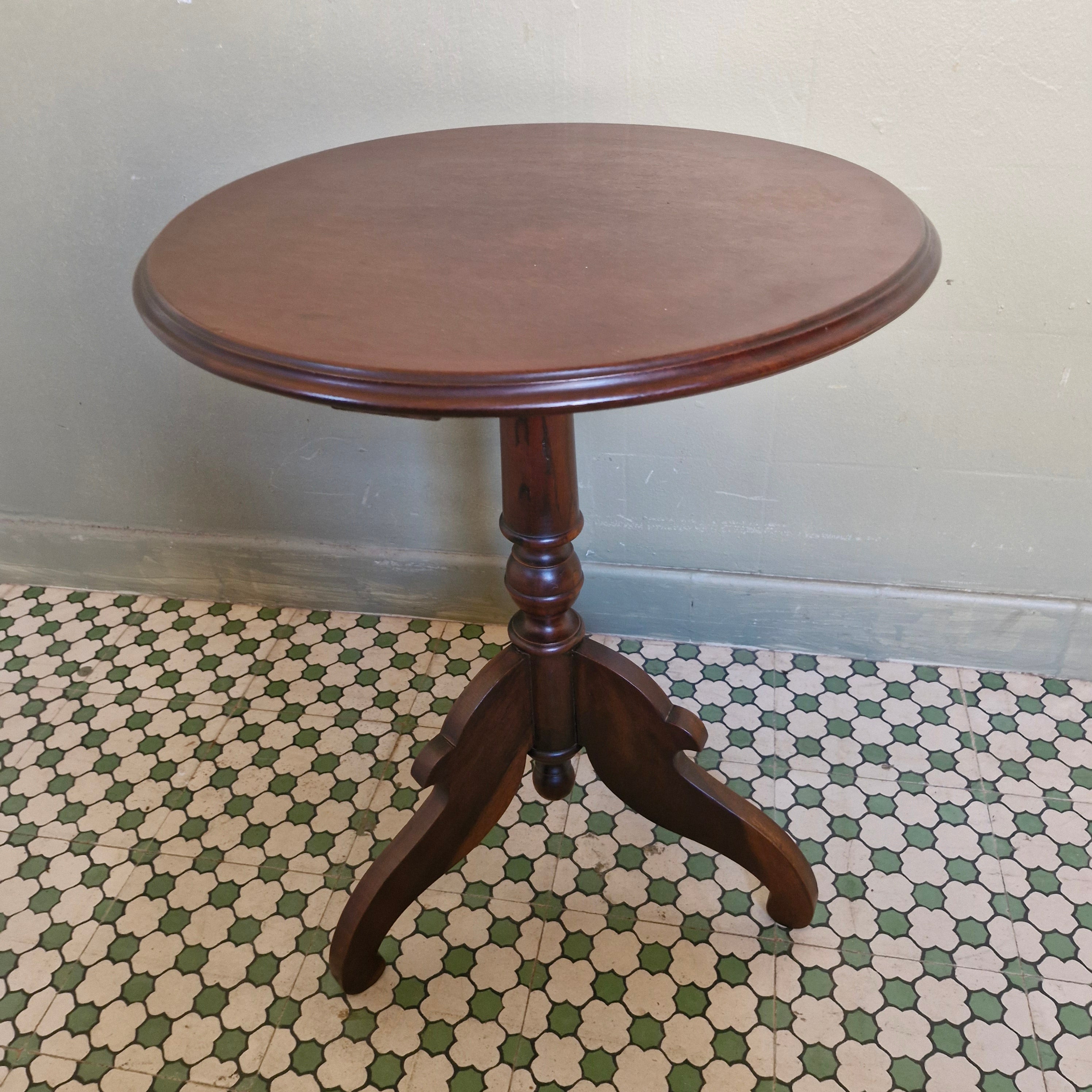 Mesa de apoio redonda estilo Inglês em madeira escura 