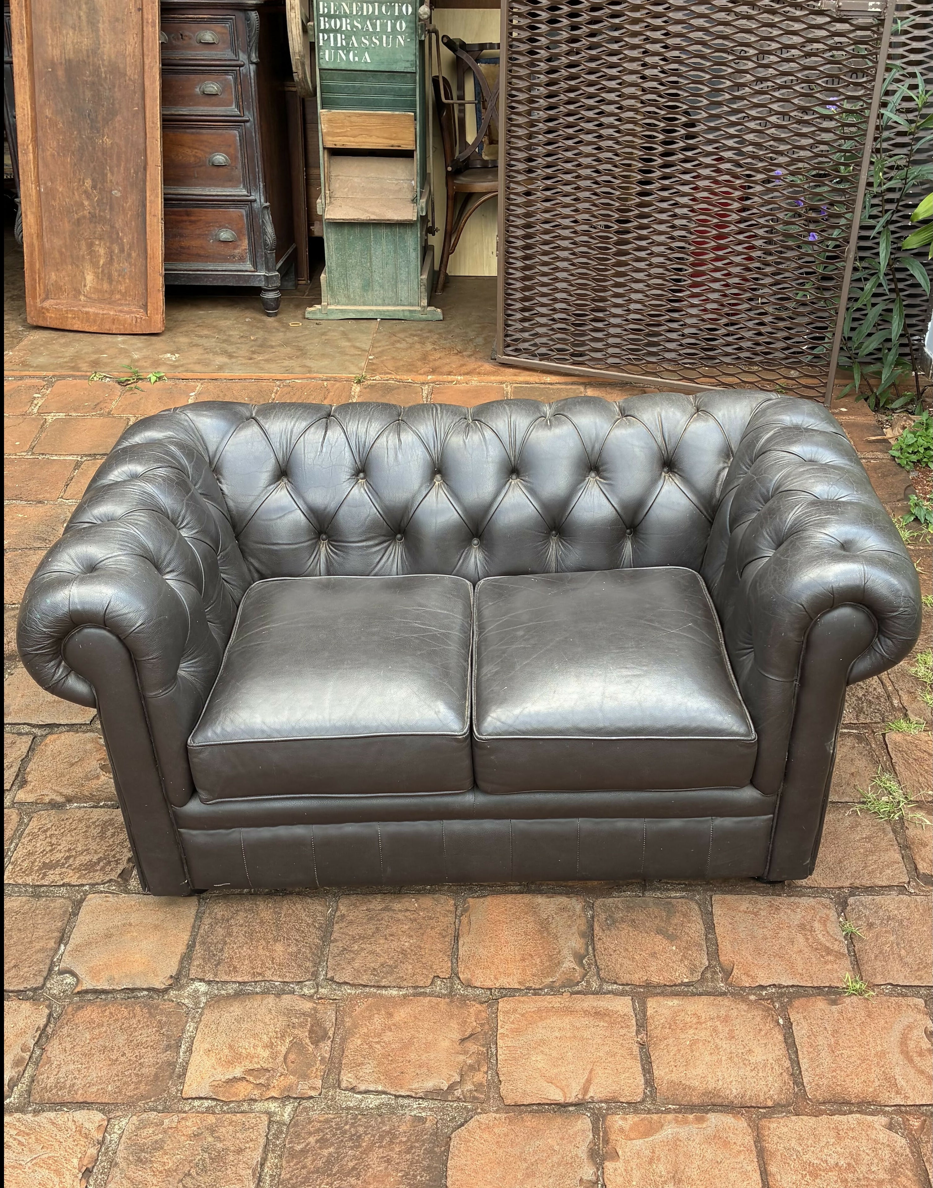 Sofá Chesterfield em couro preto