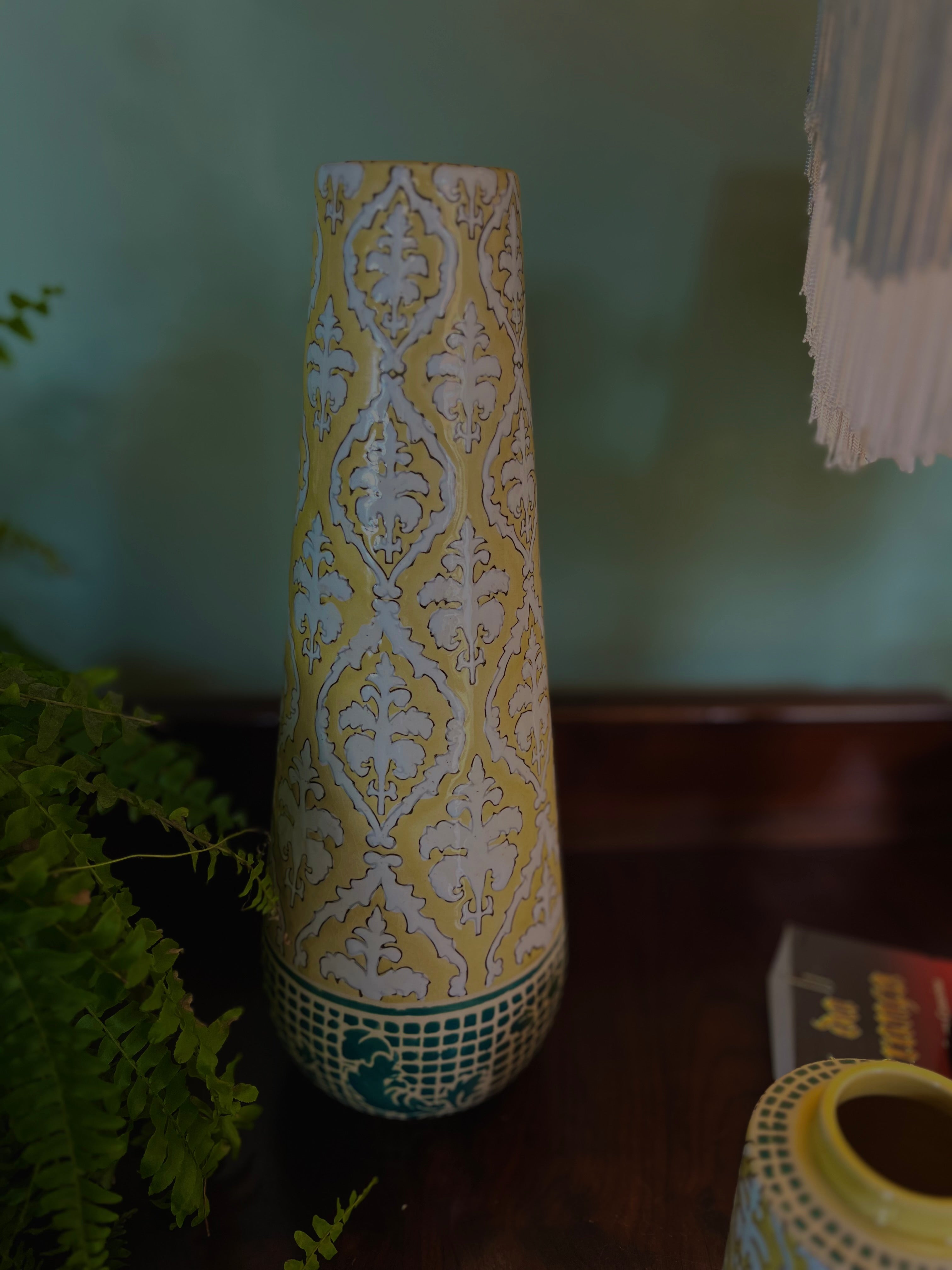 Vaso cônico pintado a mão com padrão floral amarelo 
