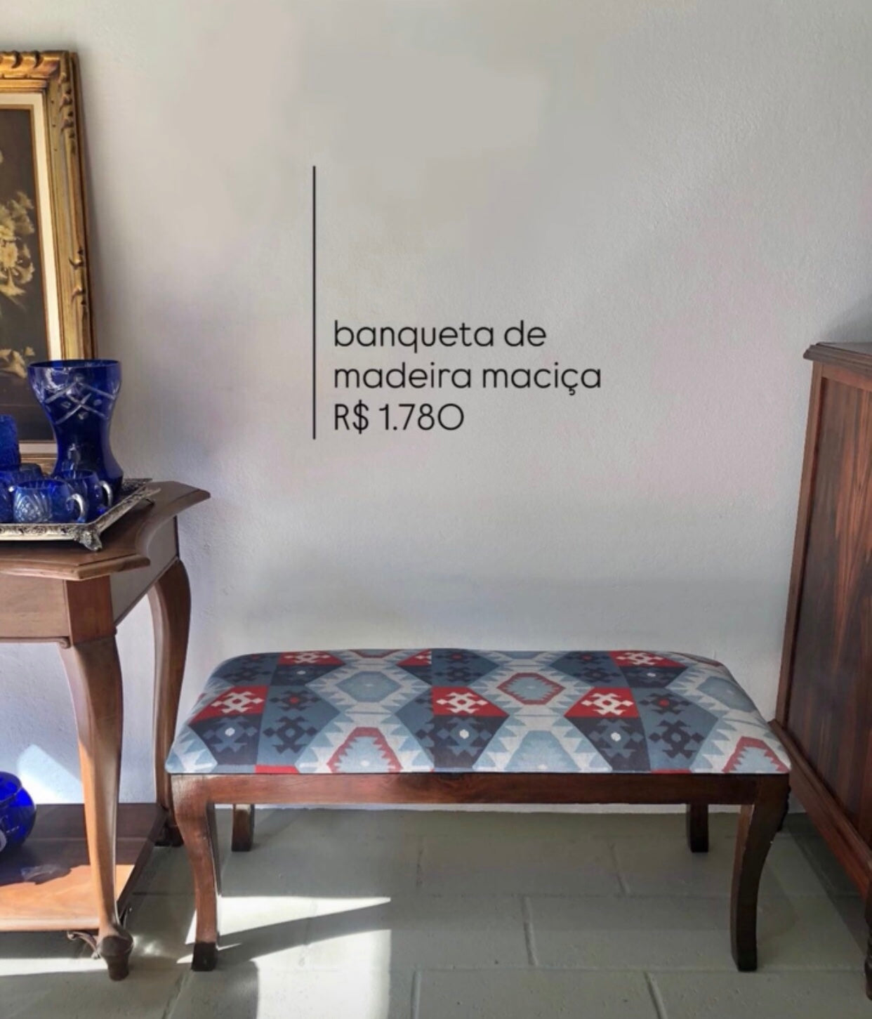 Banqueta retangular em madeira maciça com estofado geométrico 
