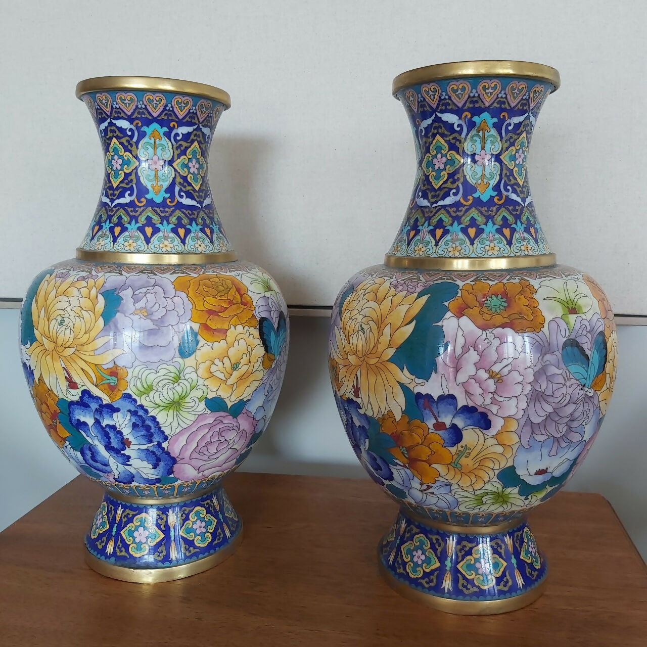 Par de vasos cloisonnés florais em perfeito estado!