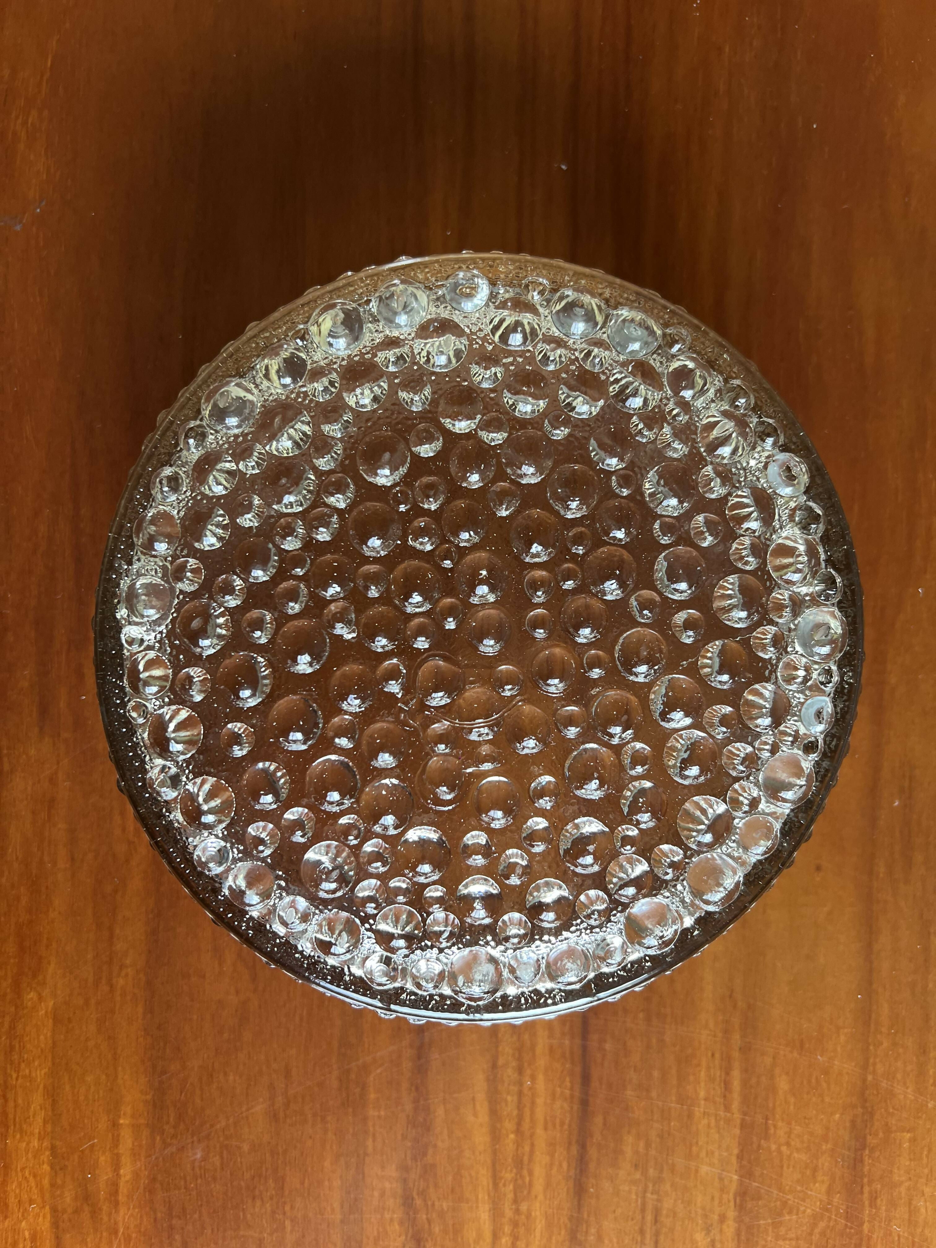 Luminária plafon de metal e cúpula em vidro texturizado