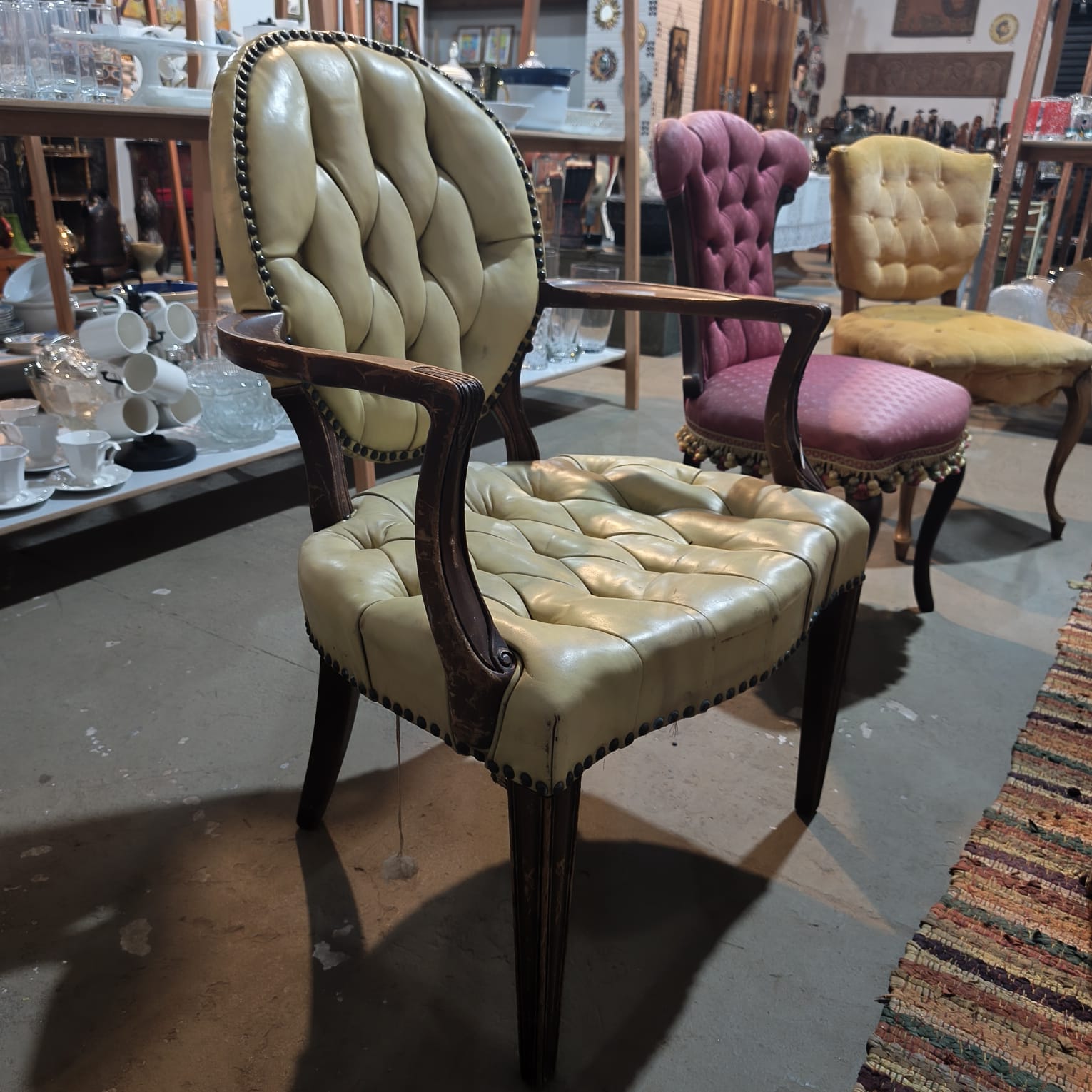 Poltrona Vintage em Madeira com Estofamento Capitonê