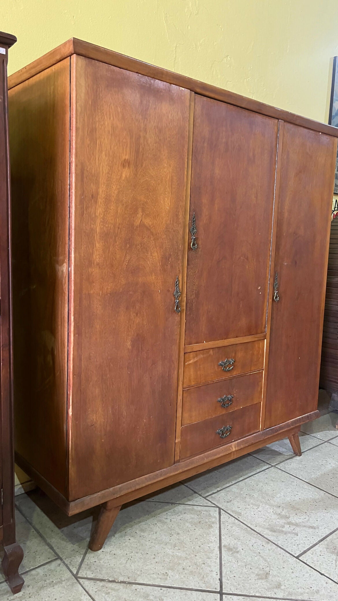 GUARDA ROUPAS ANOS 50 pés palito (temos a penteadeira também)