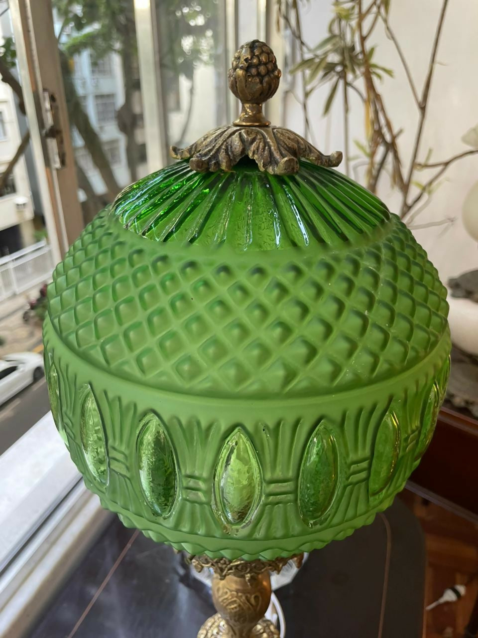 Grande abajur em bronze com cúpula em cristal verde (73cm)
