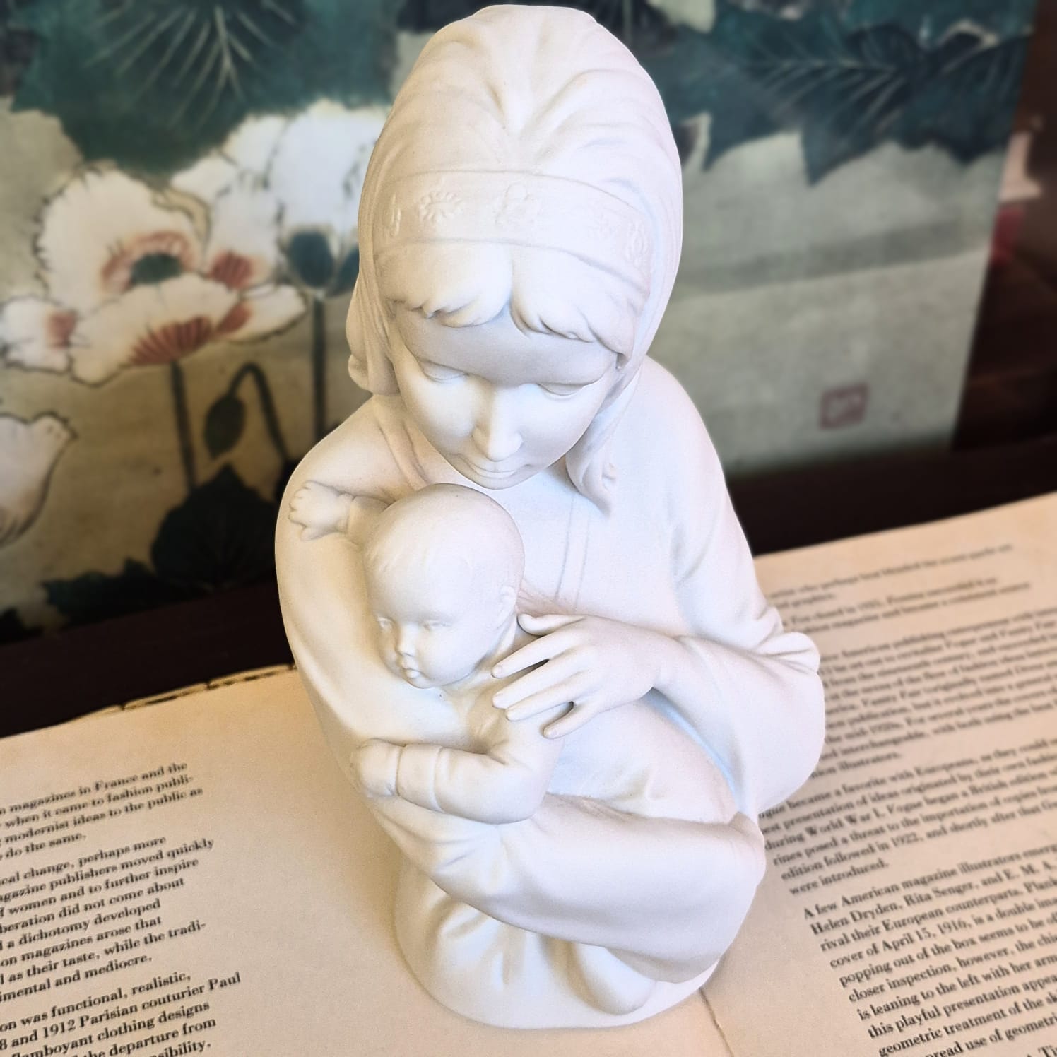 Escultura em porcelana biscuit clássica alemã criada pelo escultor Wolfgang Gawantka para a prestigiada manufatura Kaiser Porzellan, chamada "Mãe e Filho", nos anos 80.