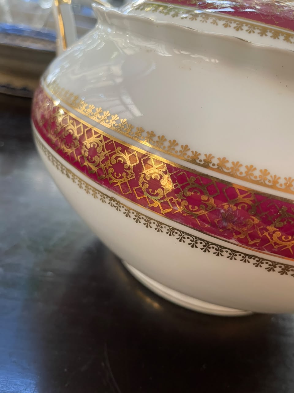 Sopeira em porcelana Steatita com detalhes dourados 