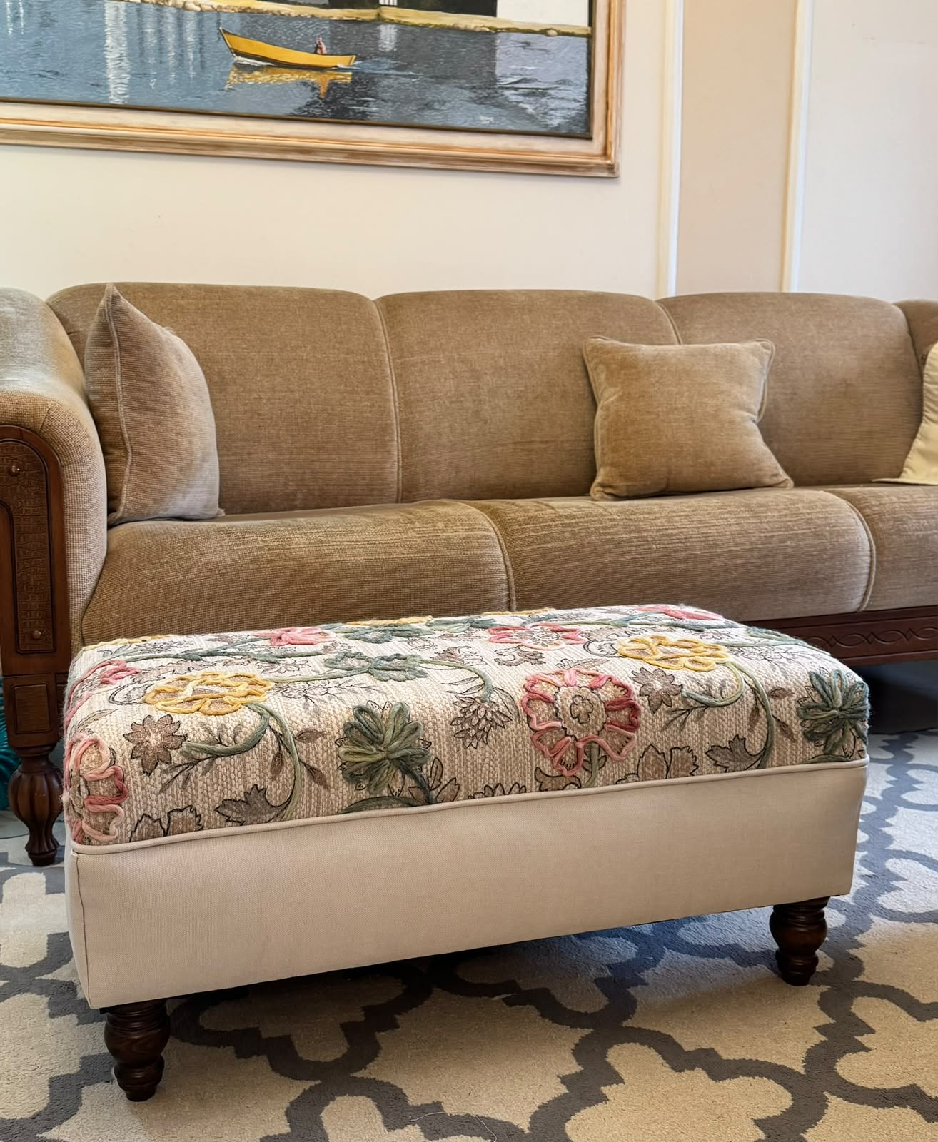 Pufe / Banqueta / Mesa de centro /Apoio para os pés em tecido floral com bordado 