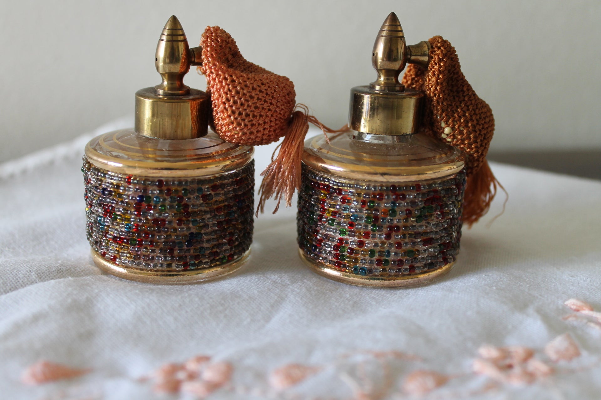 Par de Porta-Perfumes Vintage com Contas Coloridas e Tassel