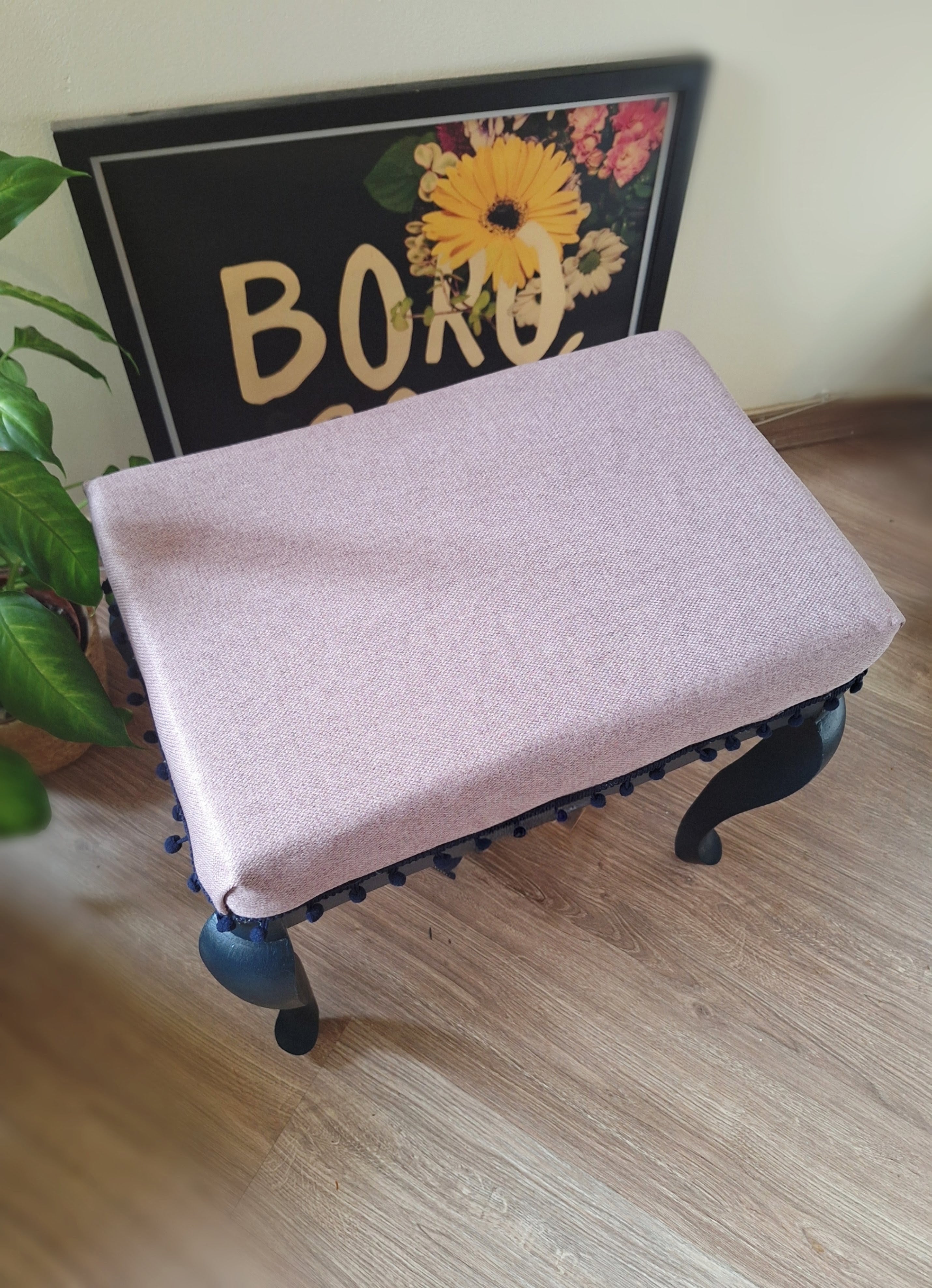 Banqueta anos 50 com estofado Rosa antigo e detalhes em azul profundo 