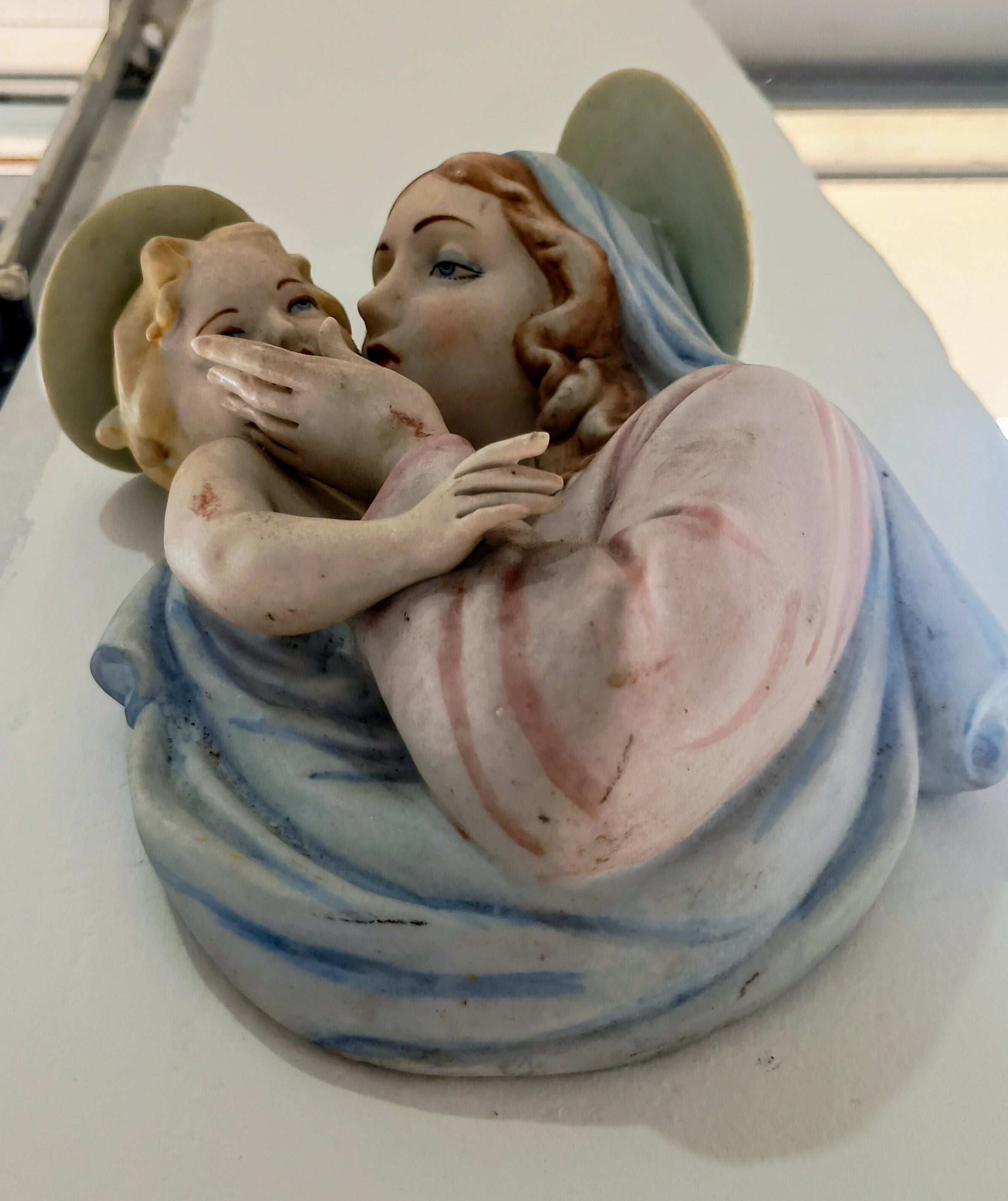 IMAGEM SACRA ANTIGA – MADONA COM MENINO JESUS – PORCELANA BISCUITADA / FAIANÇA