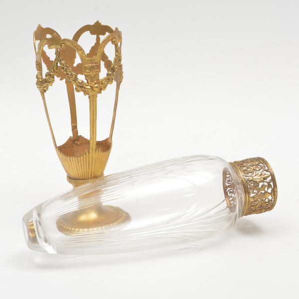 WMF - VASO JUGENDSTIL EM CRISTAL LAPIDADO COM BASE E BOCAL DOURADOS EM METAL