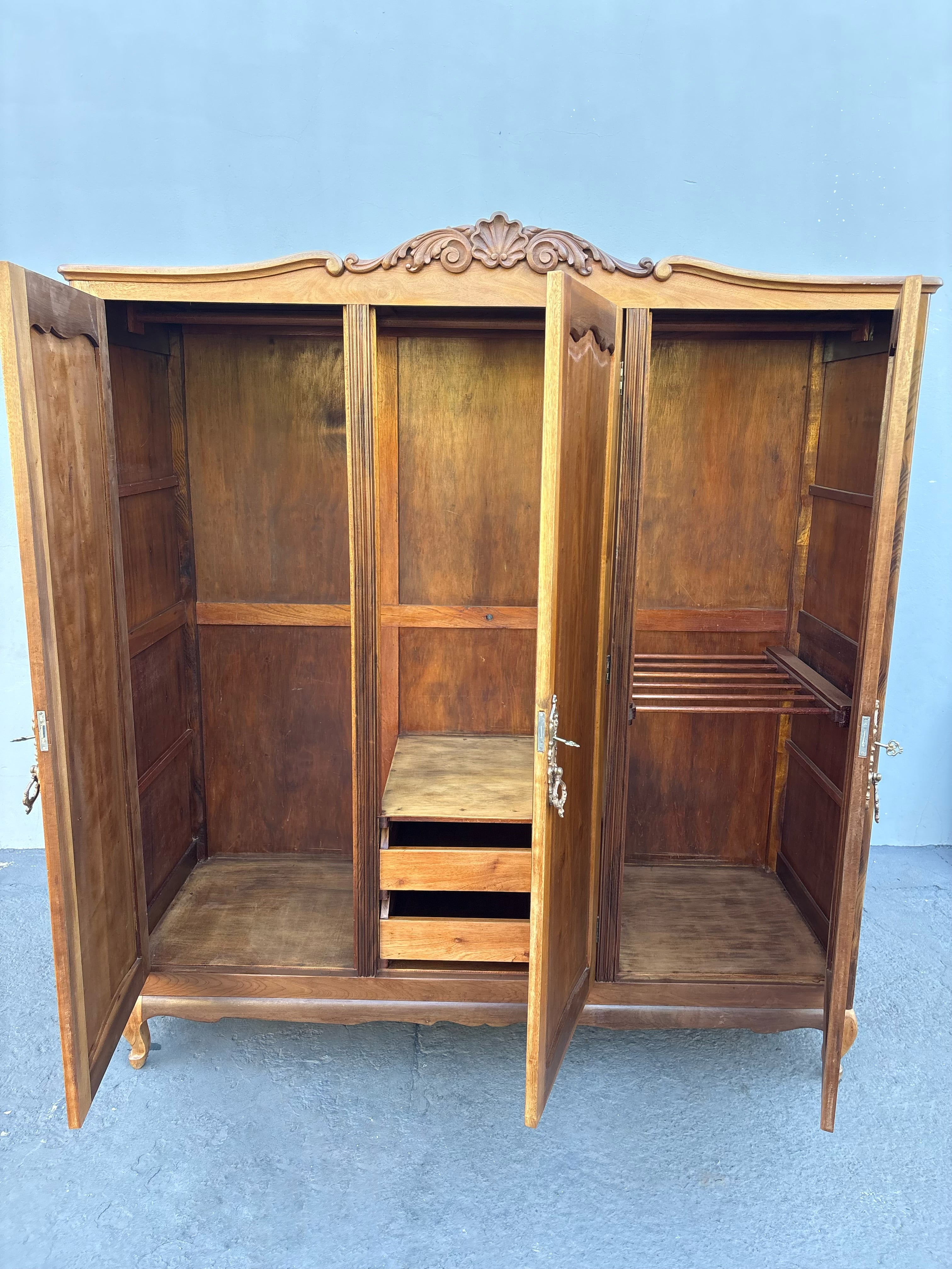 GUARDA-ROUPA EM IMBUIA MACIÇA RESTAURADO (3 PORTAS) 