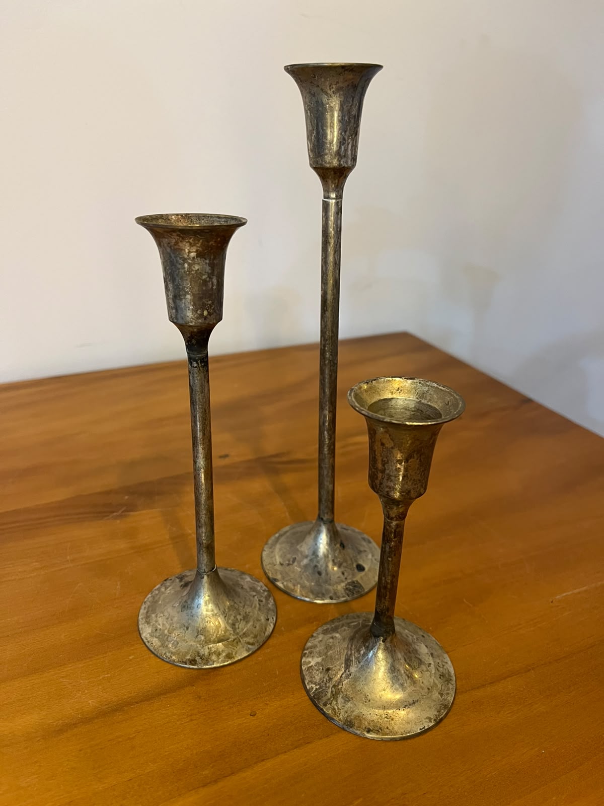 Trio de castiçais em metal prateado – International Silver Co. | 23, 18 e 13 cm