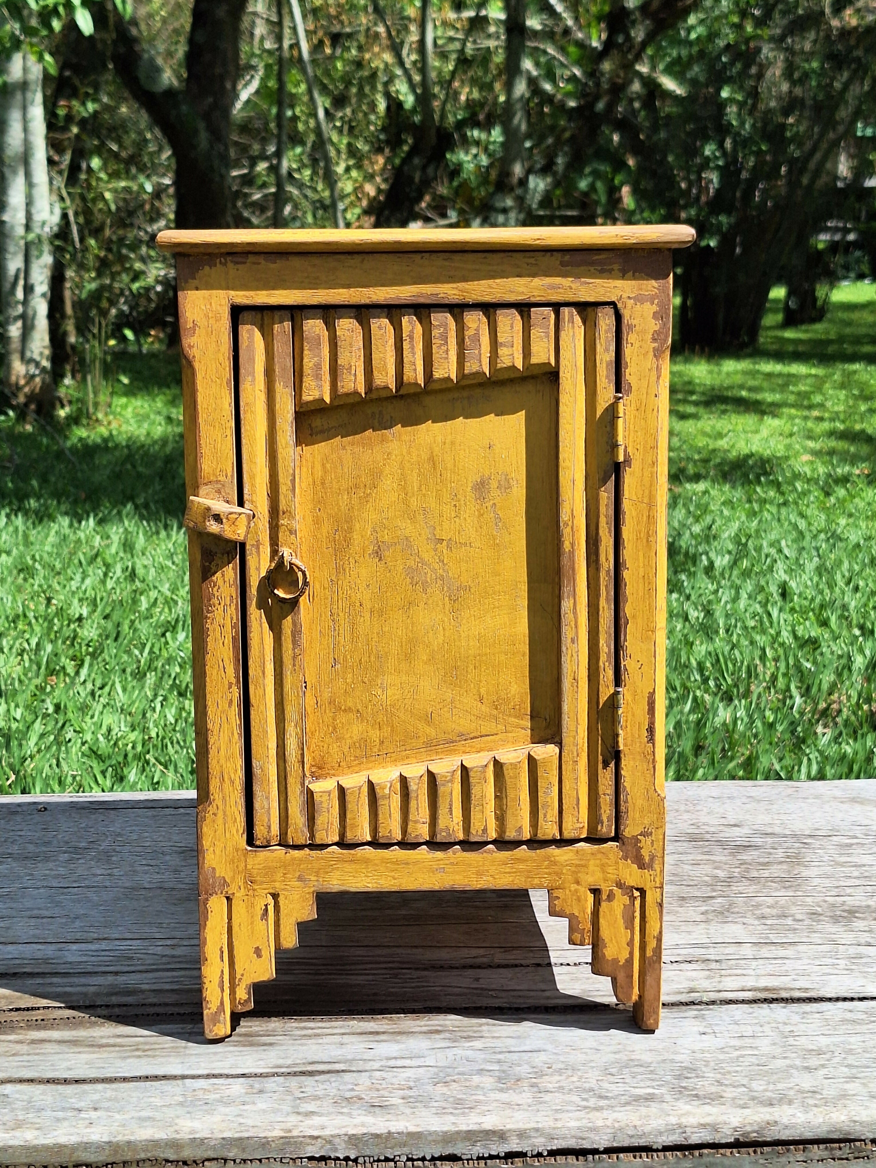 Mesinha de Cabeceira / Armarinho Tinta Gasta Amarela Madeira Maciça Garimpo Mineiro