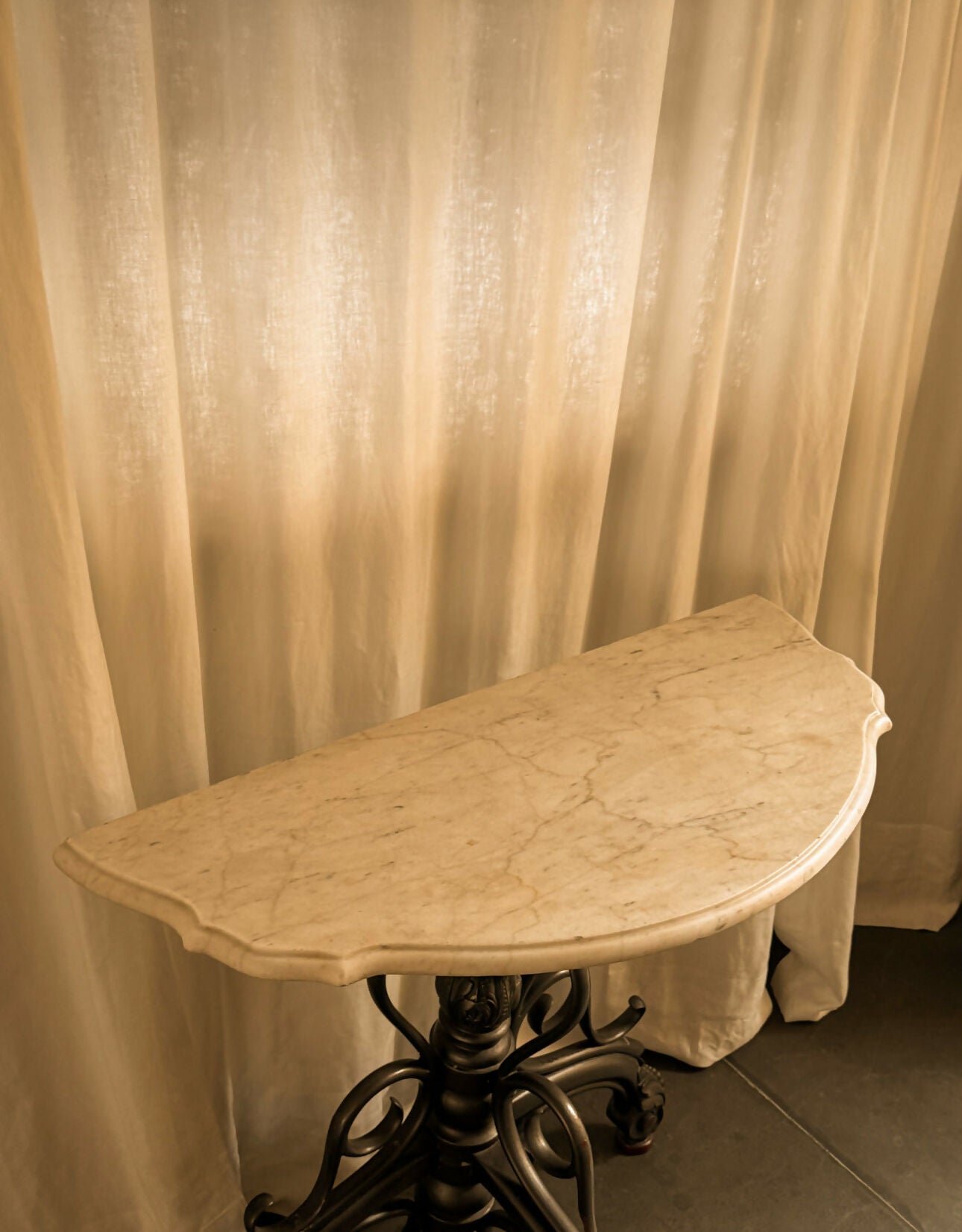 Aparador Thonet com tampo de mármore