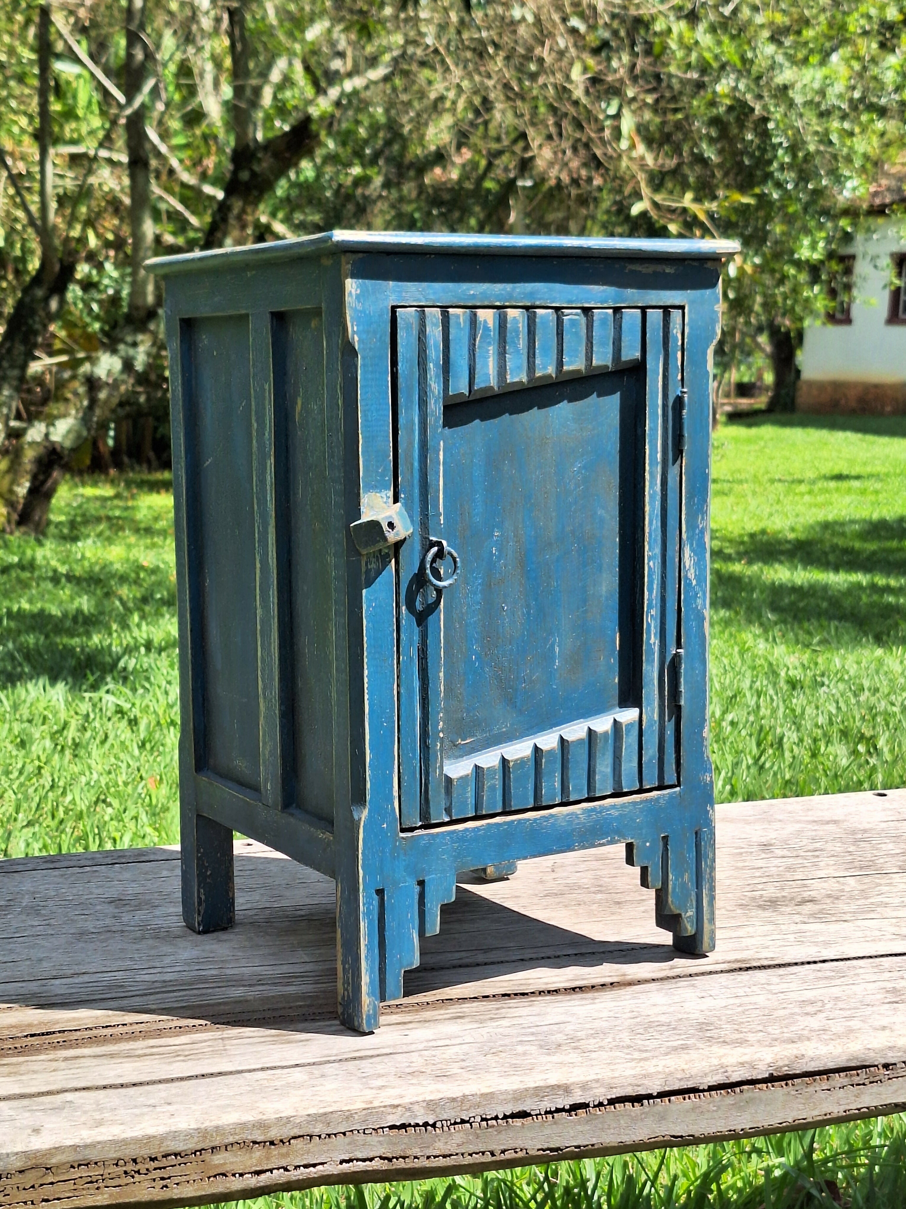 Mesinha de Cabeceira / Armarinho Tinta Gasta Azul Madeira Maciça Garimpo Mineiro