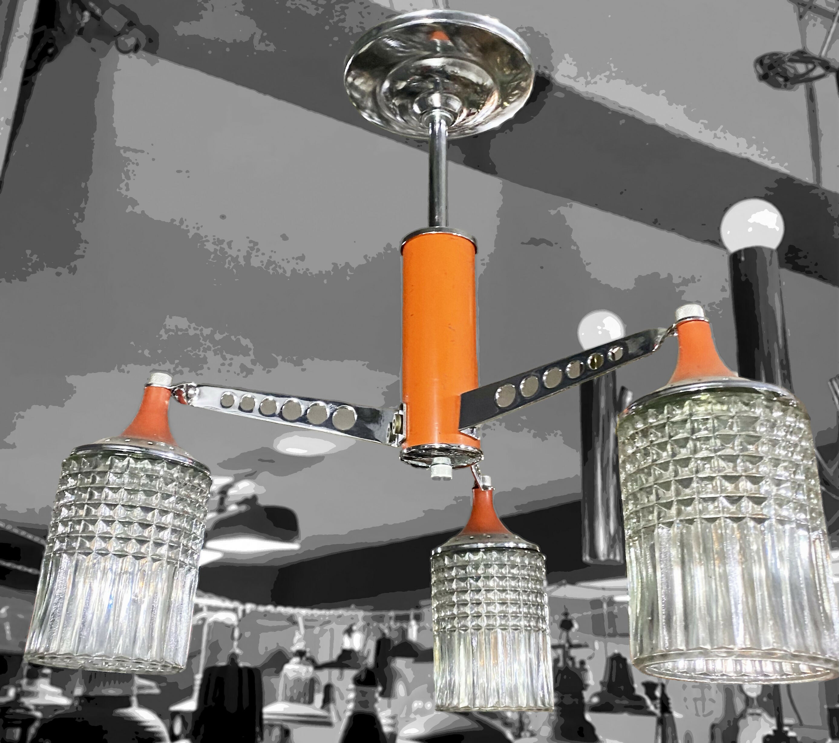 Lustre antigo (70s) com detalhes laranjas