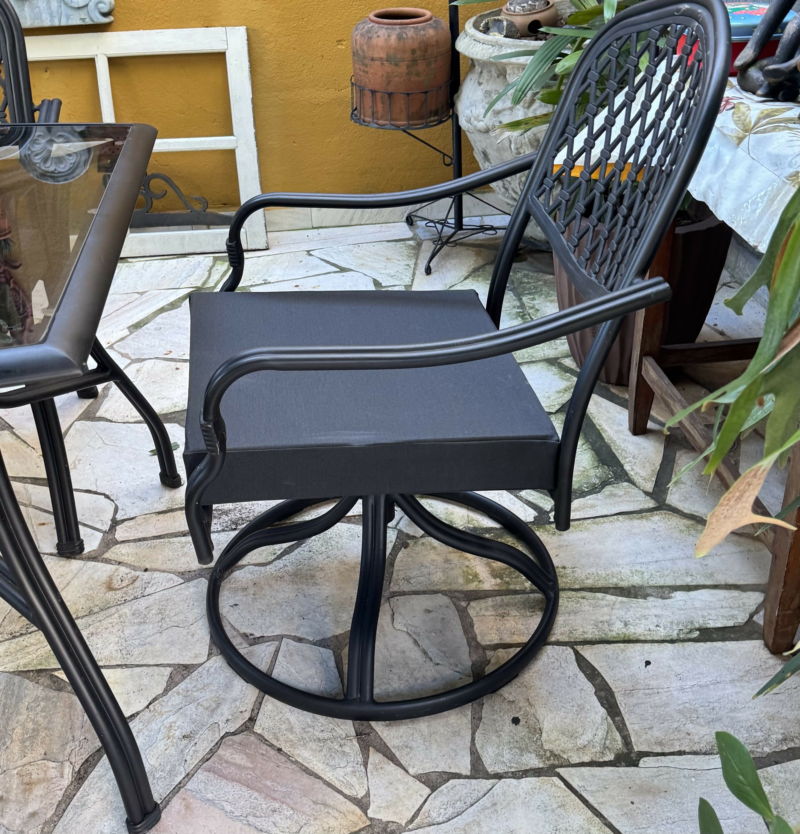 Mesa de area externa em alumínio antigo com 2 poltronas e 4 cadeiras e almofadas aquablok novas