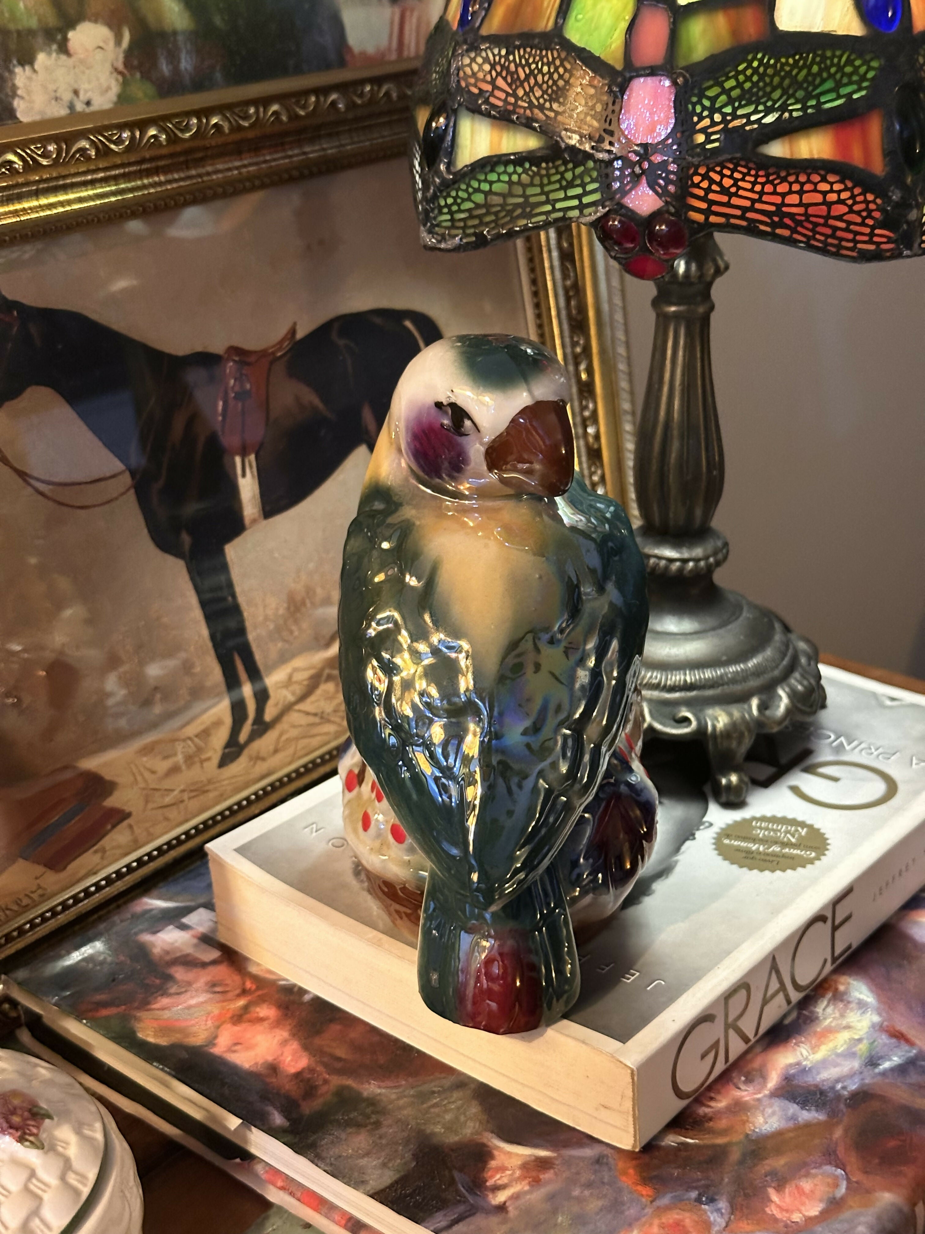 Estatueta antiga de porcelana vitrificada de papagaio