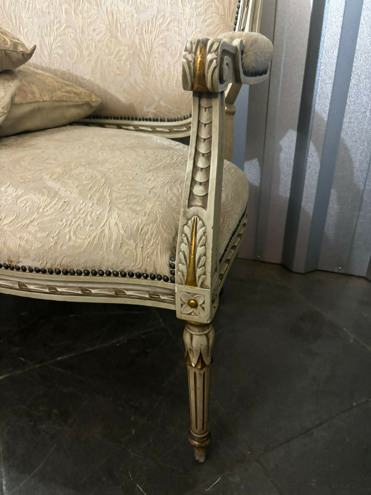 Conjunto de Sofá, estofados em estilo Luis XV composto por 09 peças