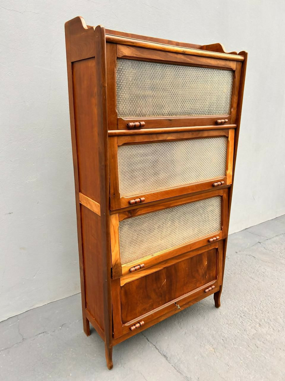 Livreiro Basculante em Madeira e vidro texturizado (restaurado)