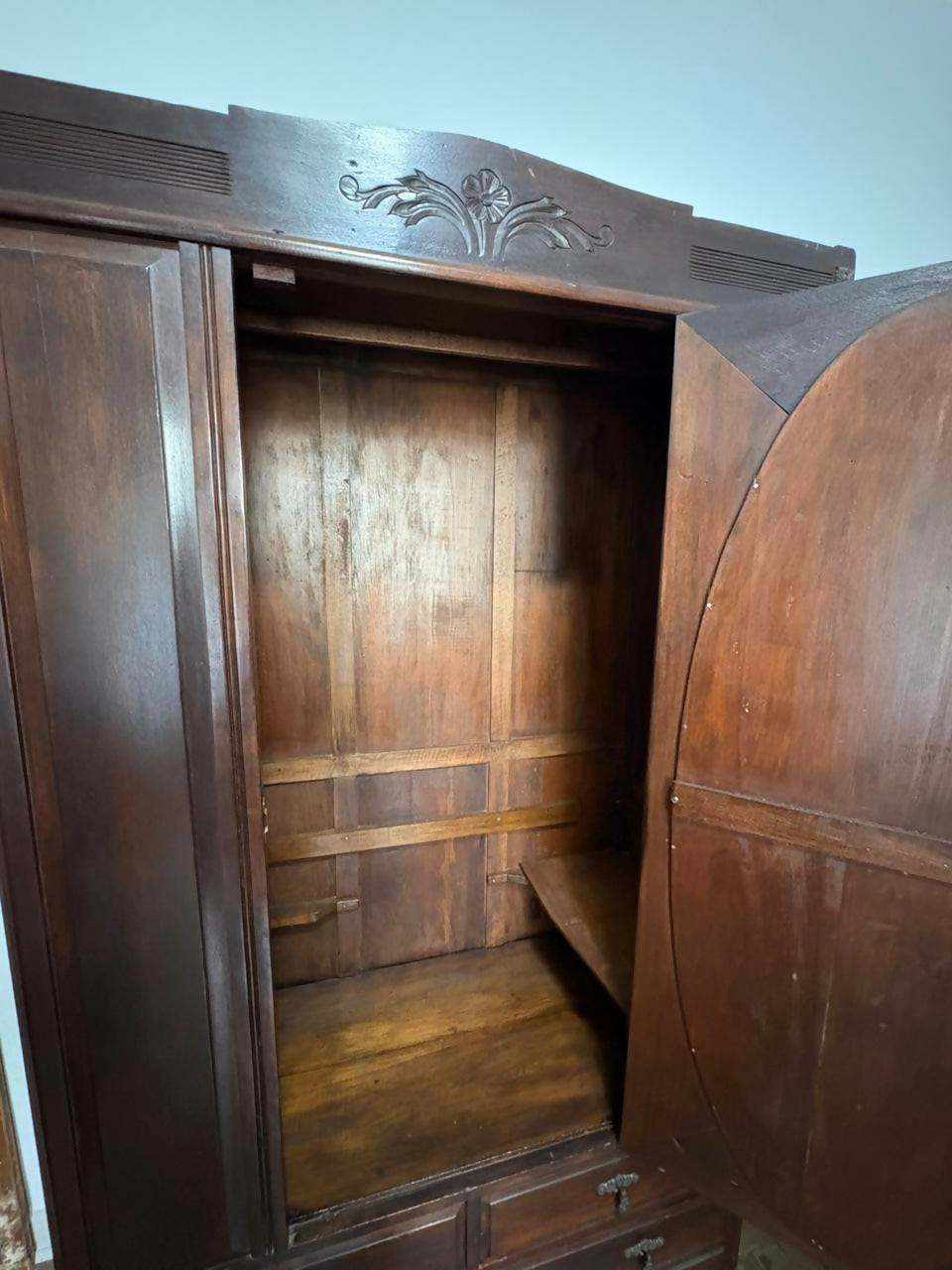 Guarda roupa de madeira entalhada com espelho oval