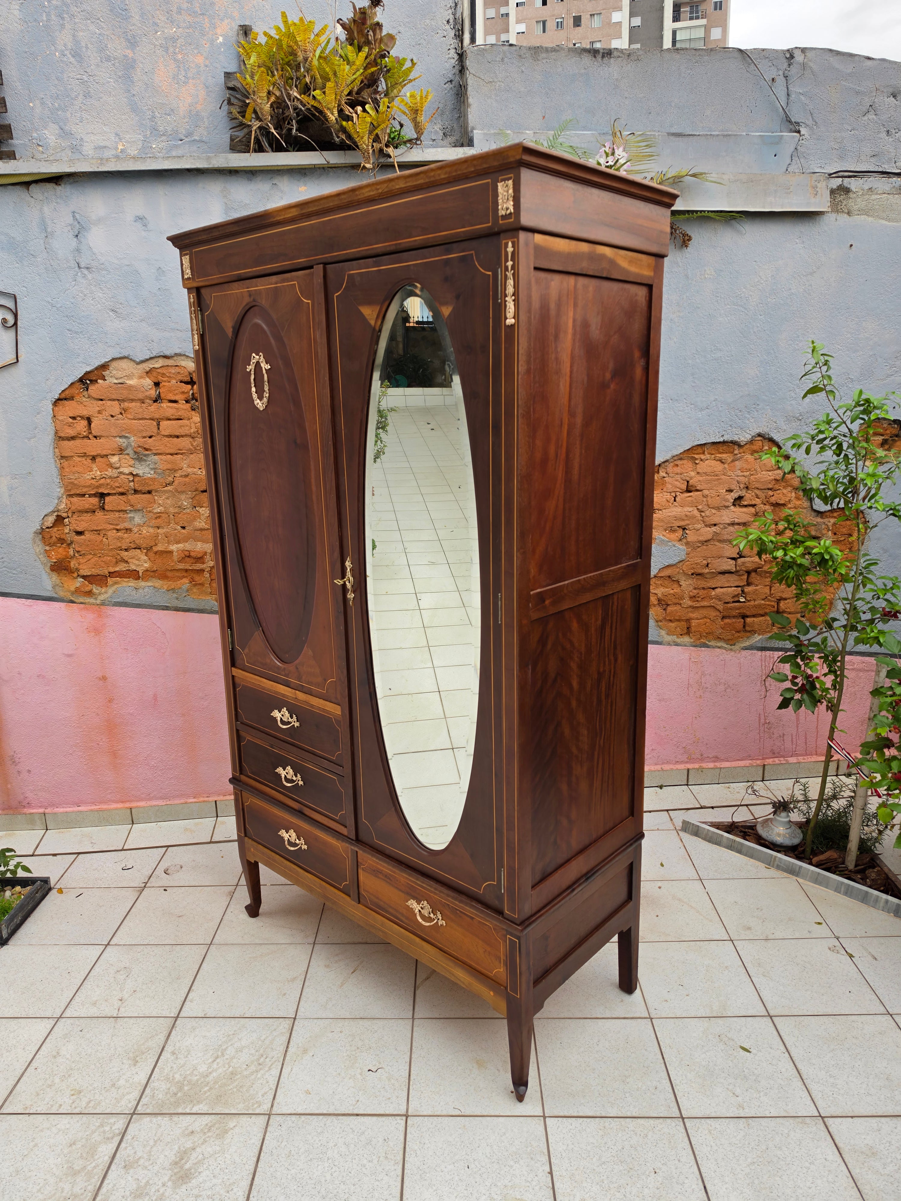 Guarda roupa 1930 com Marchetaria e espelho oval