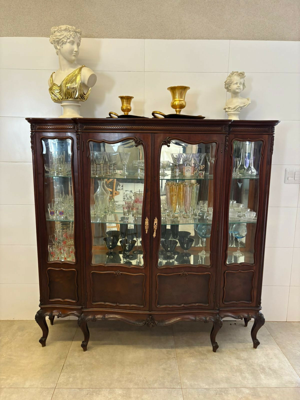 Jogo de Jantar Luiz XV - (Cristaleira + Buffet + mesa com 12 cadeiras)