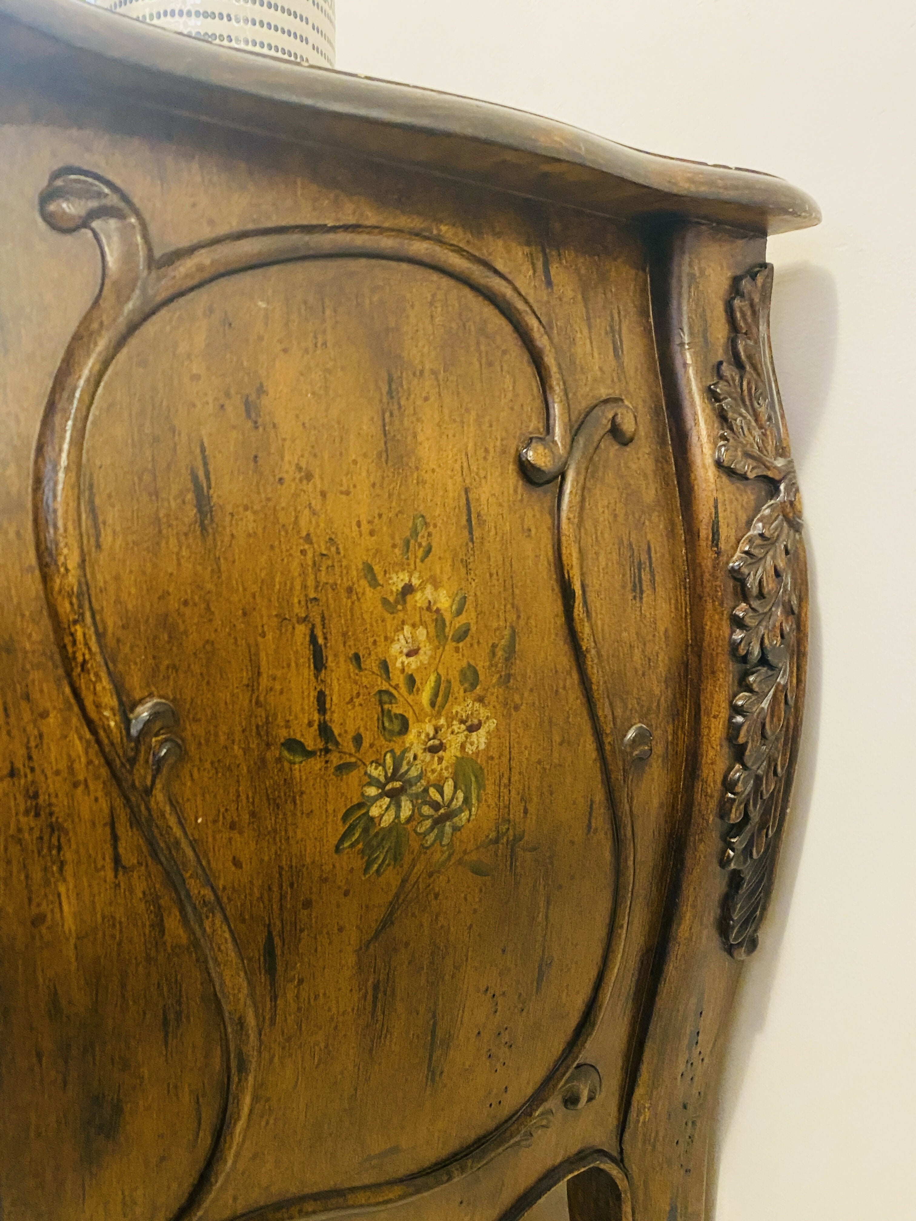 Cômoda de 2 gavetas bombê com pintura original de flores