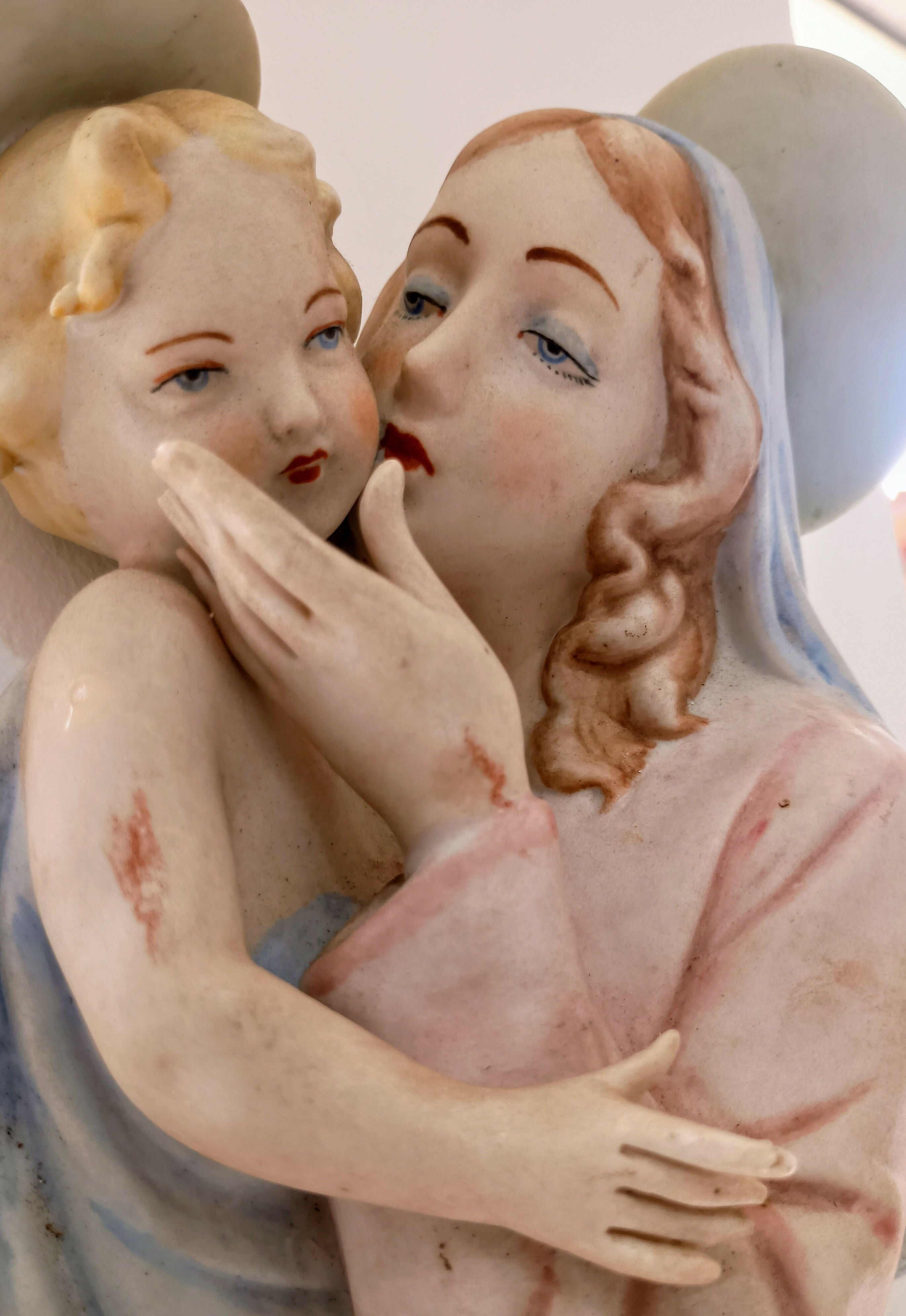 IMAGEM SACRA ANTIGA – MADONA COM MENINO JESUS – PORCELANA BISCUITADA / FAIANÇA