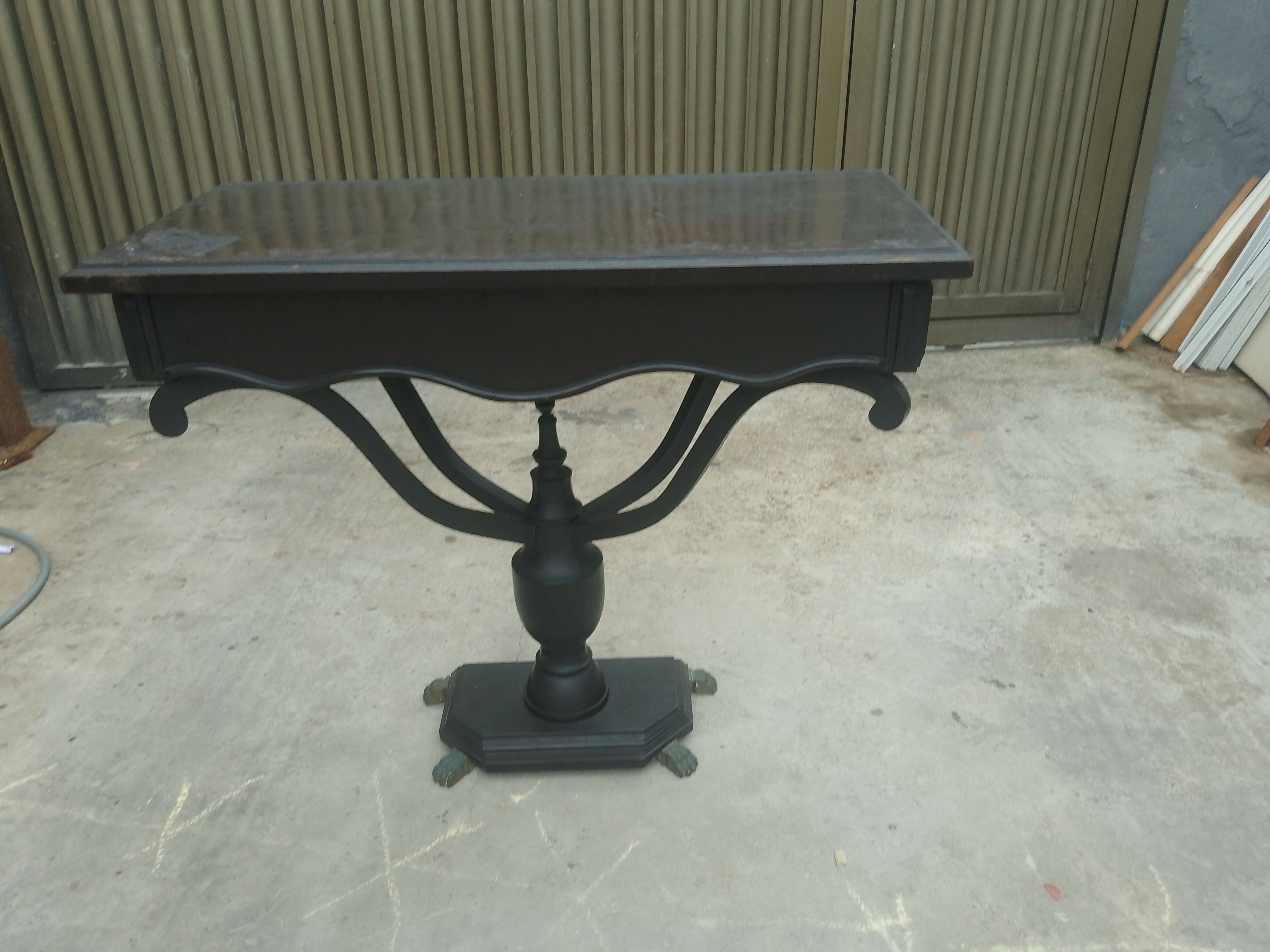 Mesa auxiliar / Aparador com pés torneados