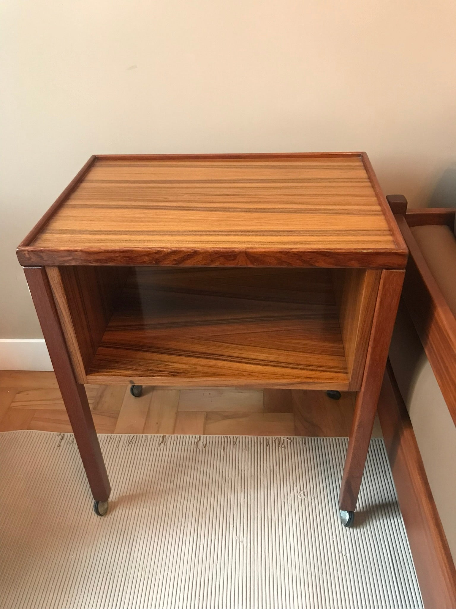 (Par) Mesa Lateral Auxiliar Madeira Anos 70