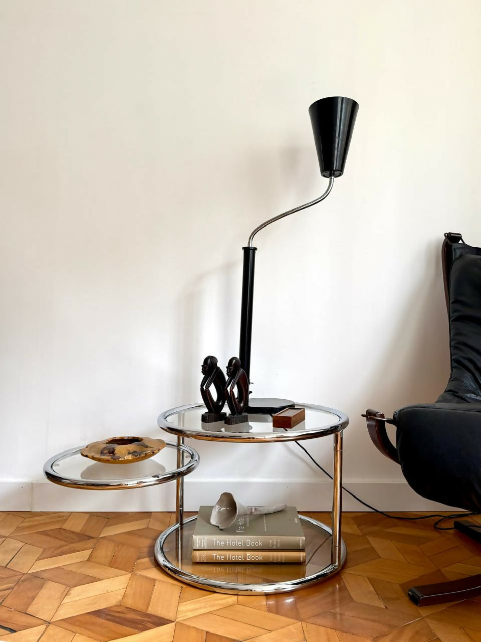 Linda mesa com estrutura tubular cromada, desenho circular.