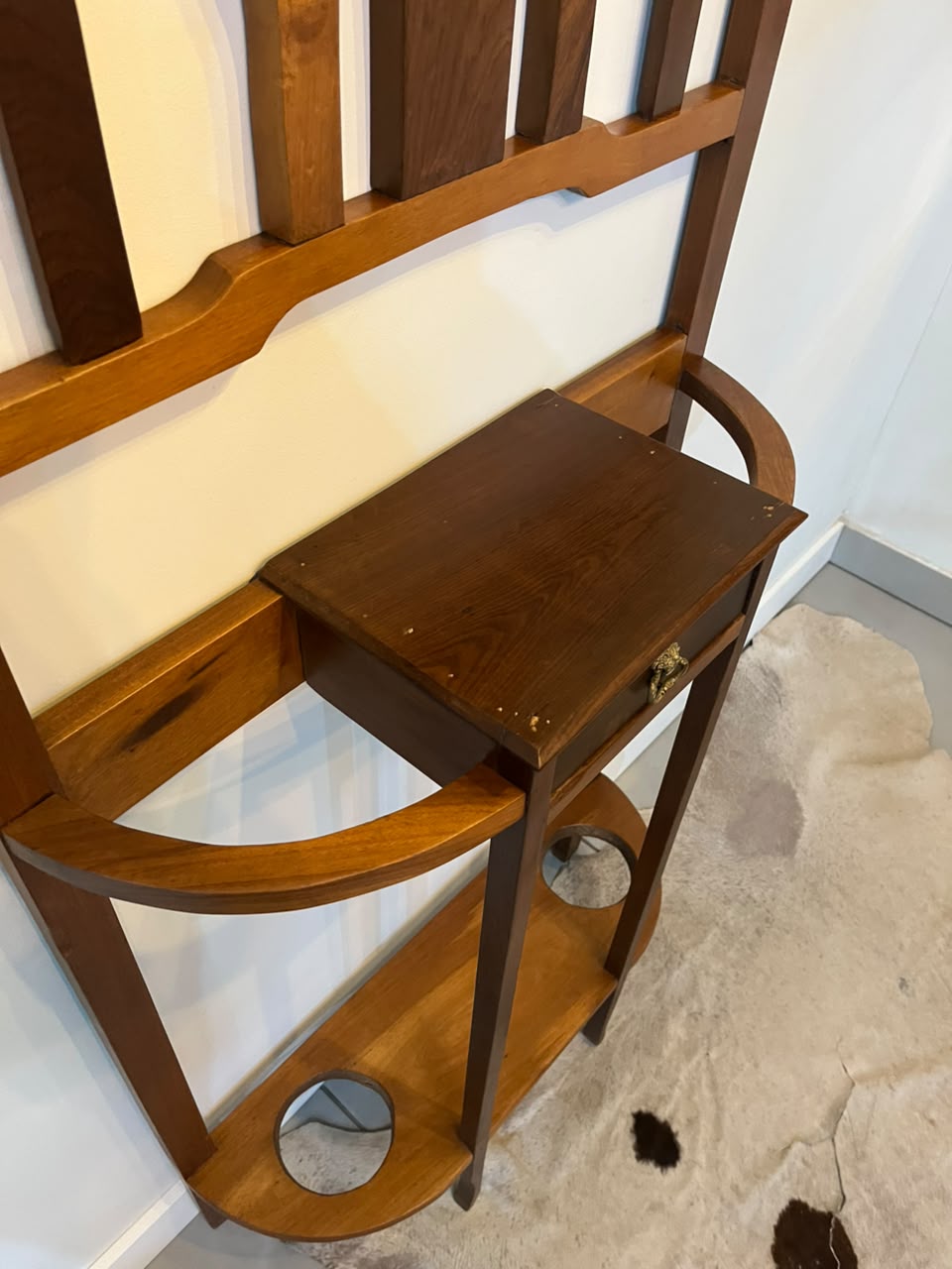 Chapeleira Antiga em Madeira com Espelho, Cabideiro e Porta-Bengalas – 1,87 m × 74 cm