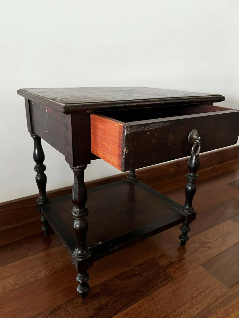 Mesinha de cabeceira antiga