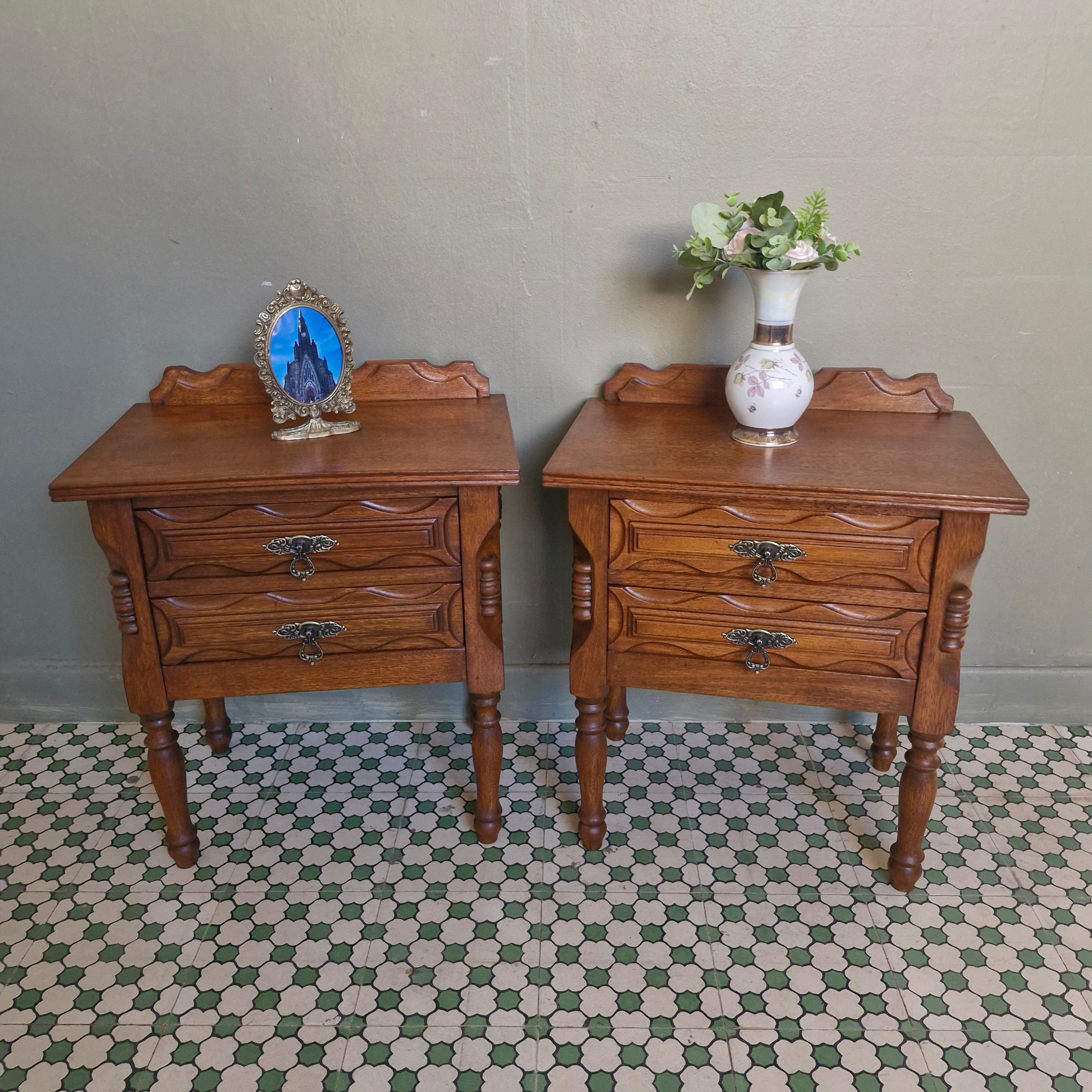 Par de mesas de cabeceira estilo colonial em madeira entalhada com duas gavetas (restauradas) 