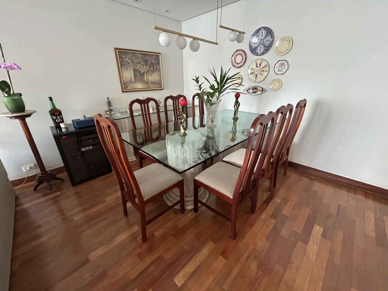 Mesa de jantar com tampo de vidro + base em mármore + 8 cadeiras + aparador