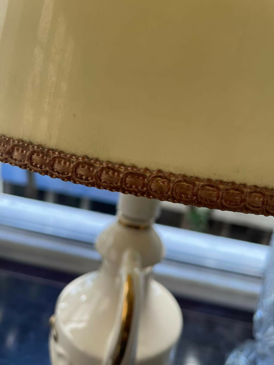 Abajur em porcelana com cena galante e douração