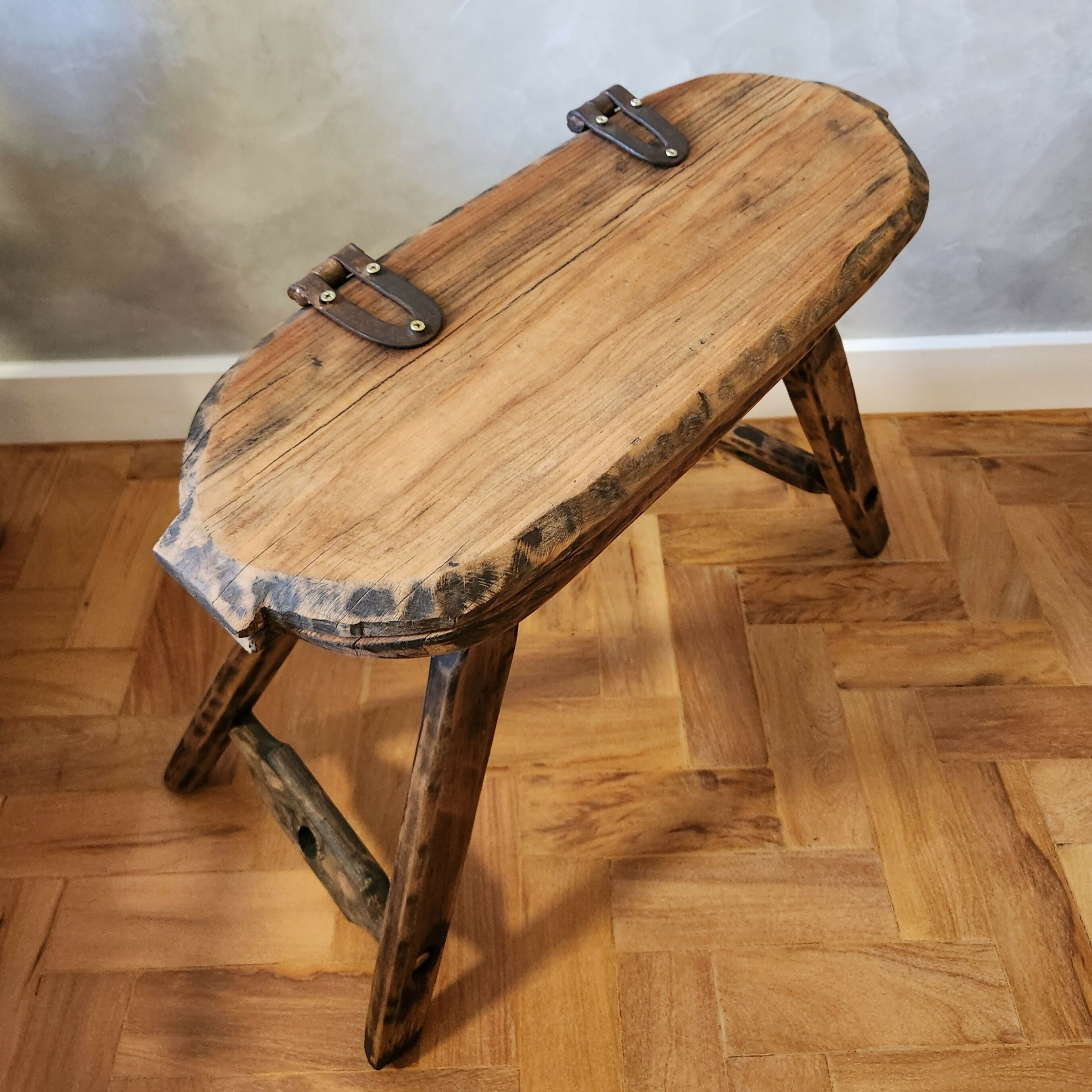 Mesinha de apoio / baú em madeira maciça