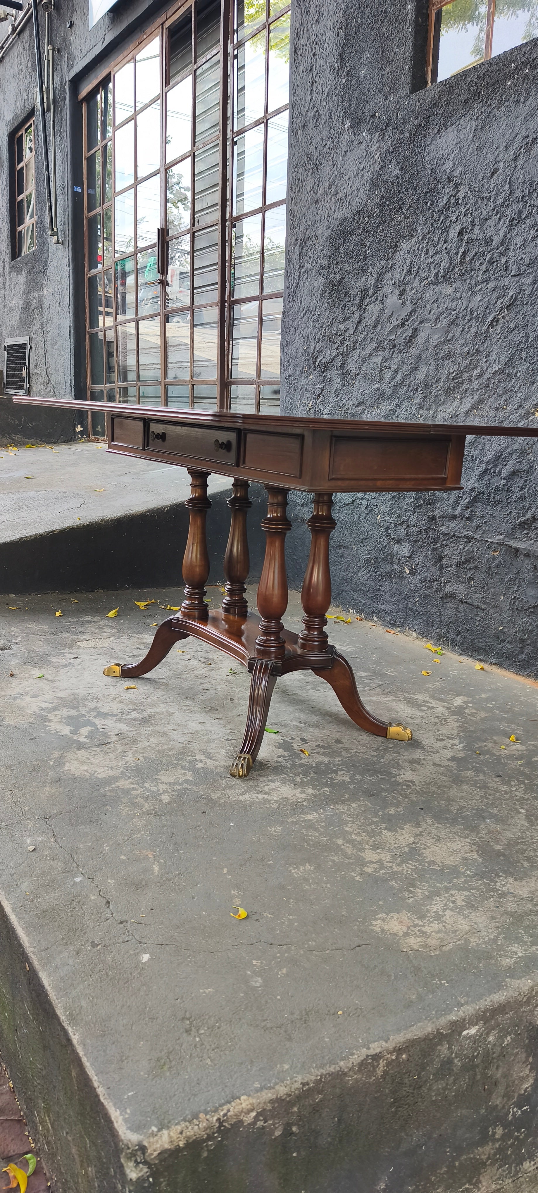 Aparador / mesa com tampo dobrável, uma gaveta e pés torneados 