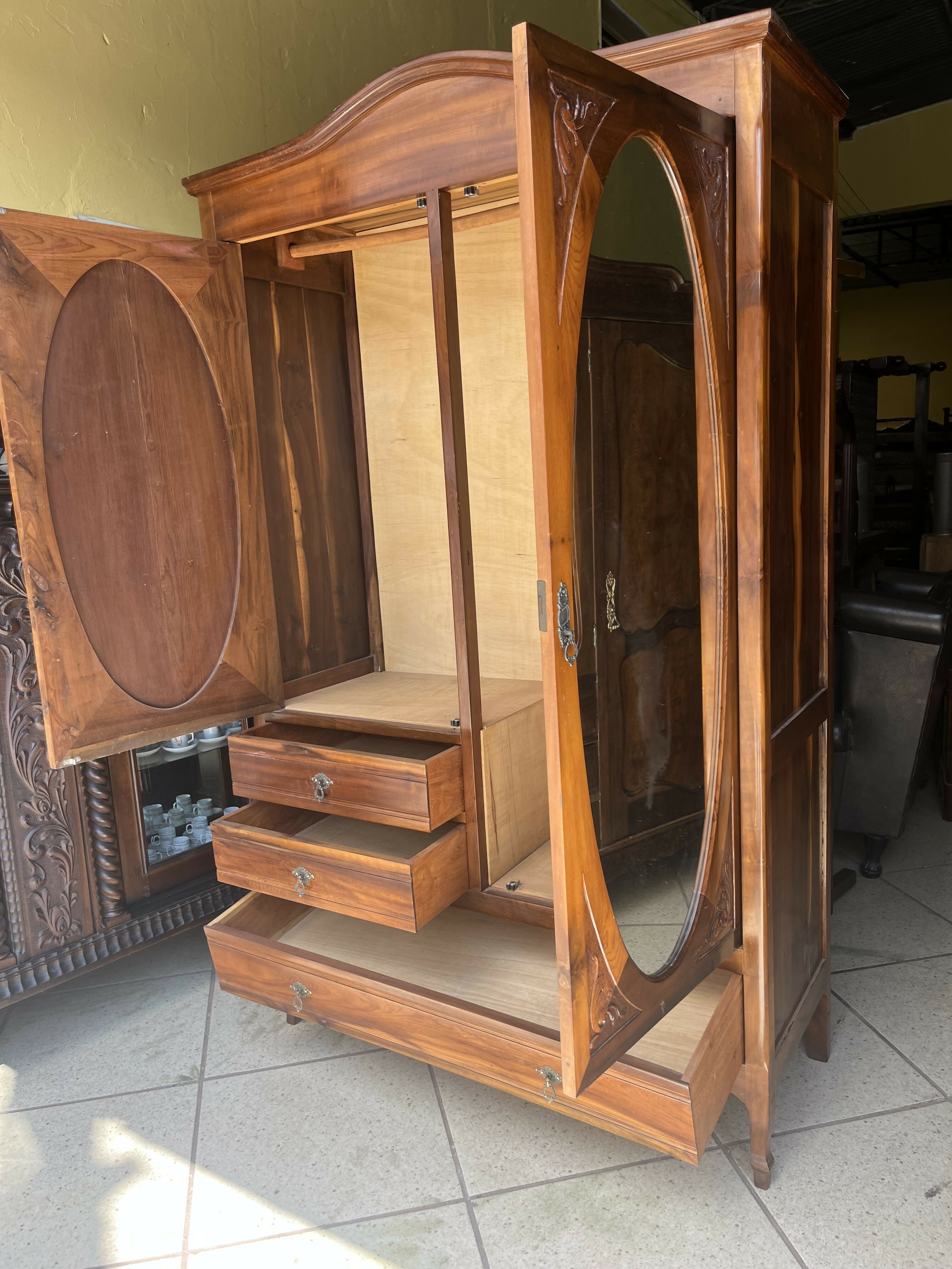 LINDÍSSIMO GUARDA ROUPAS EM PERFEITO ESTADO